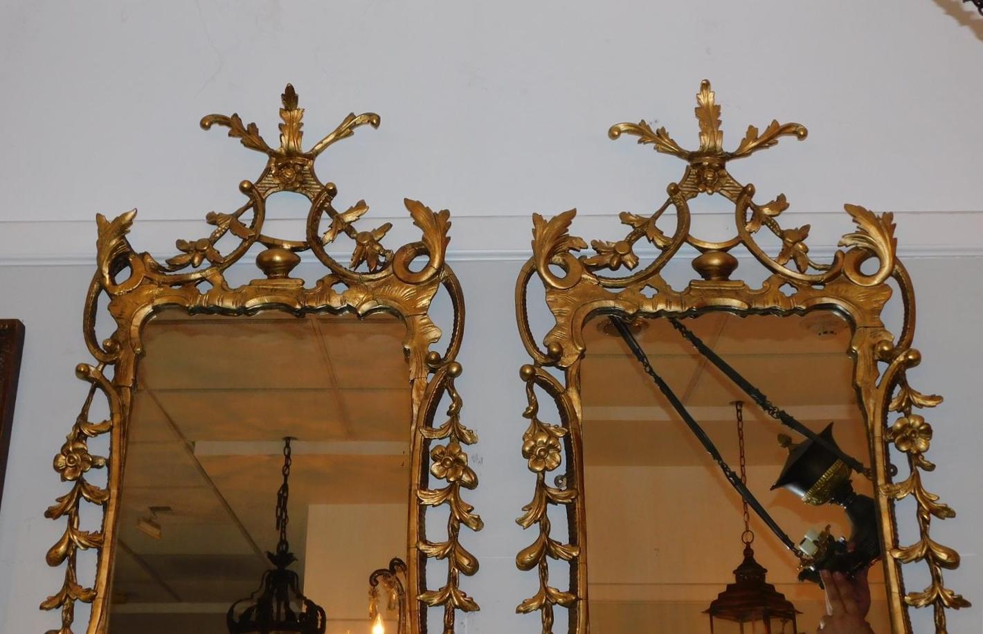 Pareja de espejos de pared ingleses Chippendale de madera dorada con follaje y roleos. C. 1770 en Excelente estado para la venta en Charleston, SC