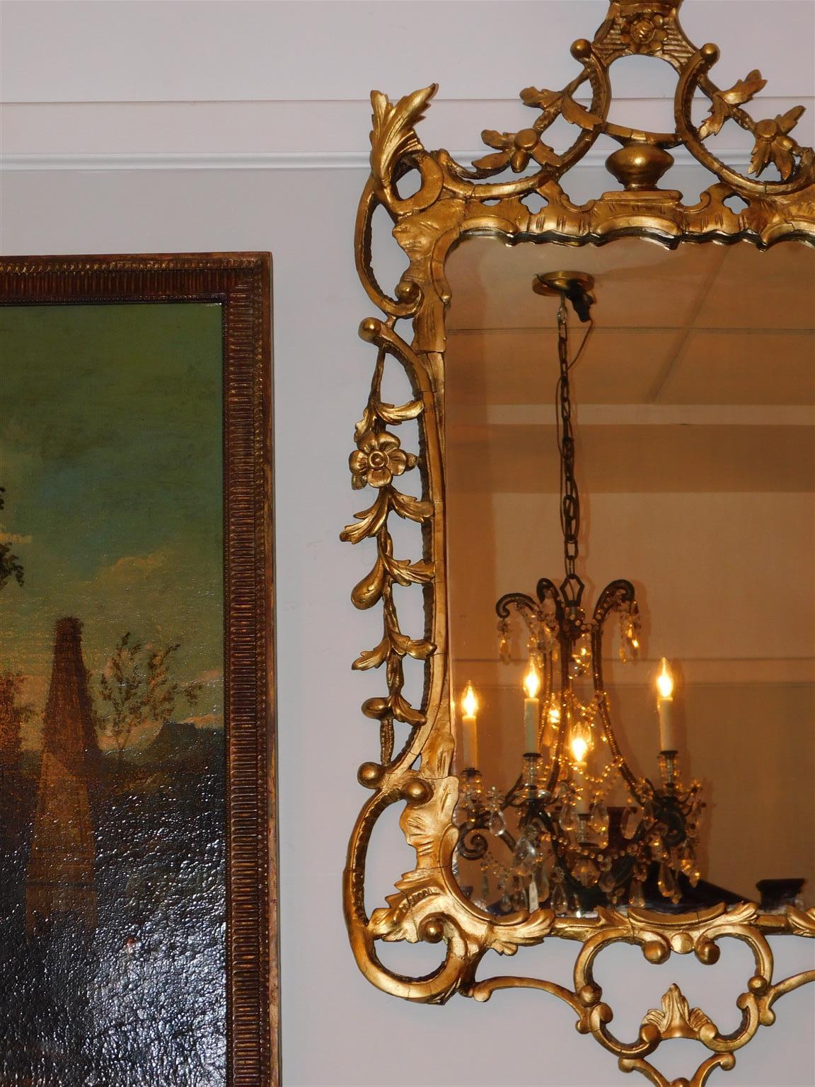 Fin du XVIIIe siècle Paire de miroirs muraux Chippendale anglais en bois doré à feuillage et à volutes. C. 1770 en vente