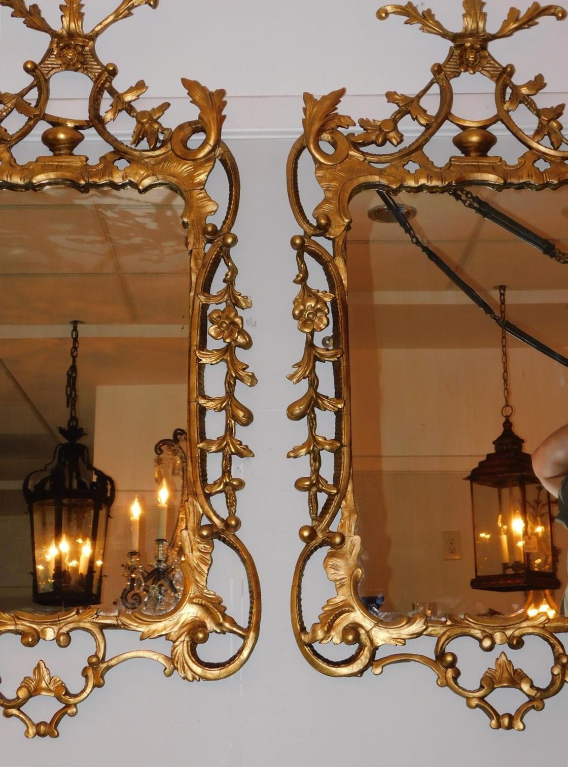 Bois Paire de miroirs muraux Chippendale anglais en bois doré à feuillage et à volutes. C. 1770 en vente