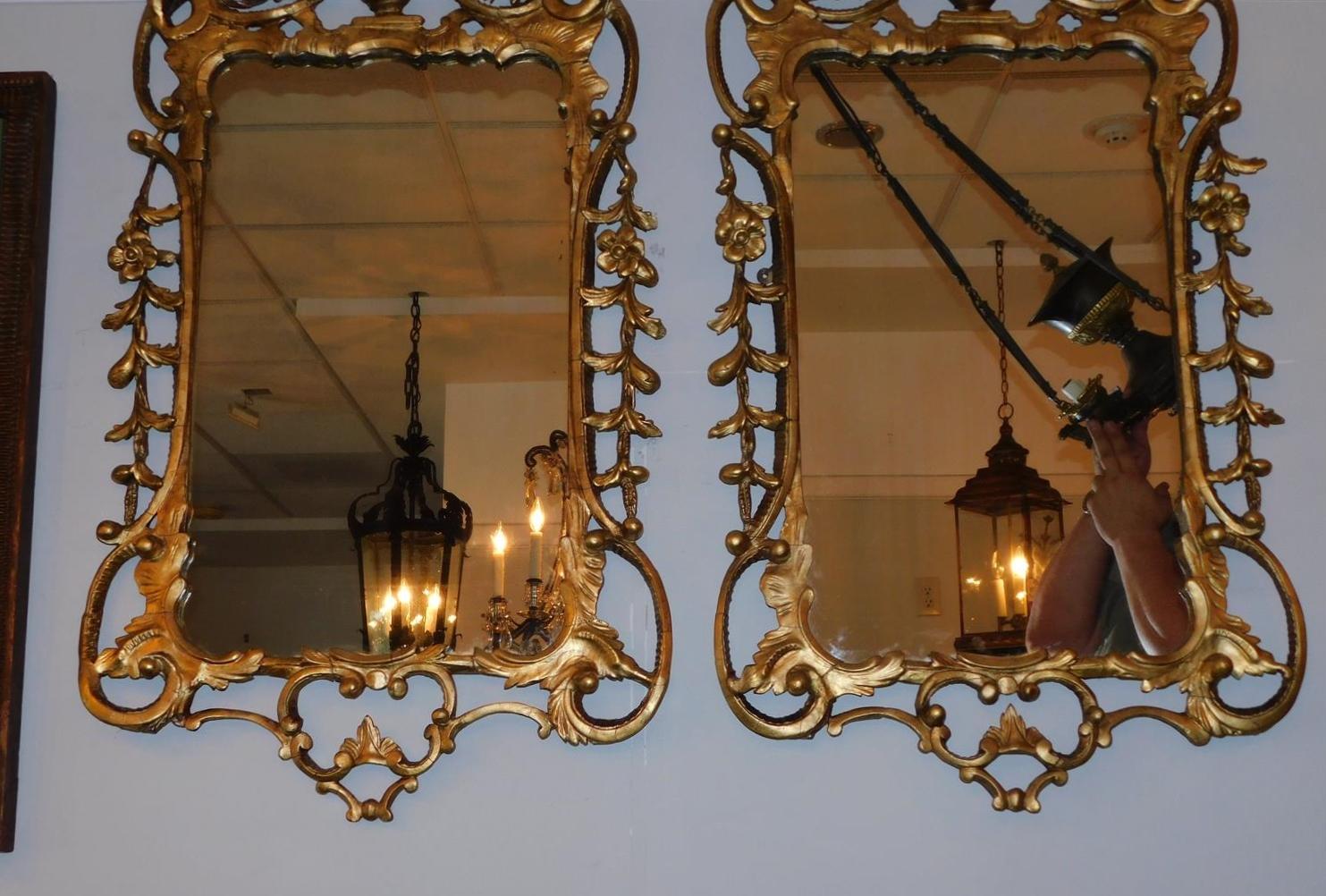 Paire de miroirs muraux Chippendale anglais en bois doré à feuillage et à volutes. C. 1770 en vente 2