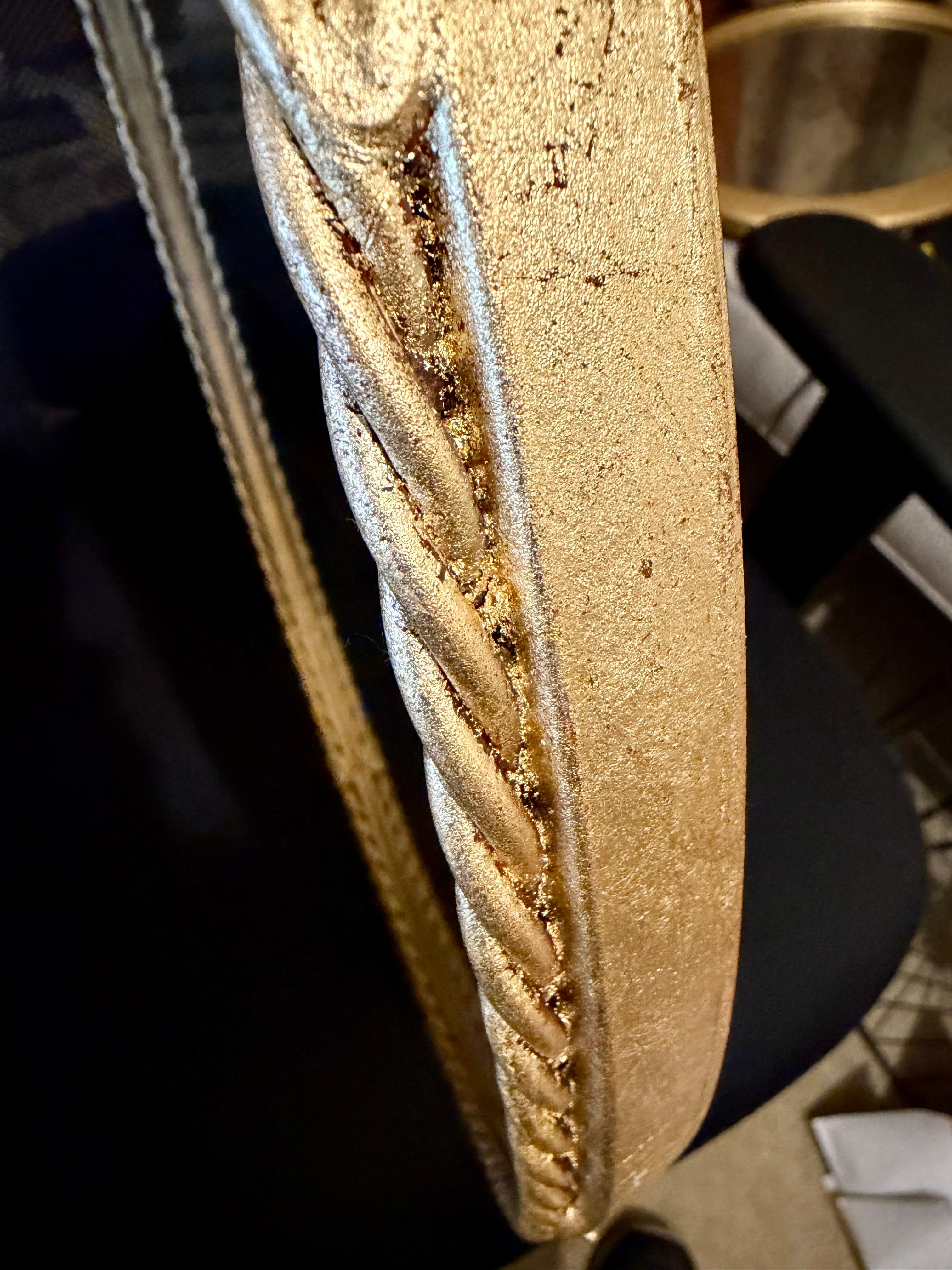 Paire de miroirs à cordes en fer doré italiens en vente 7