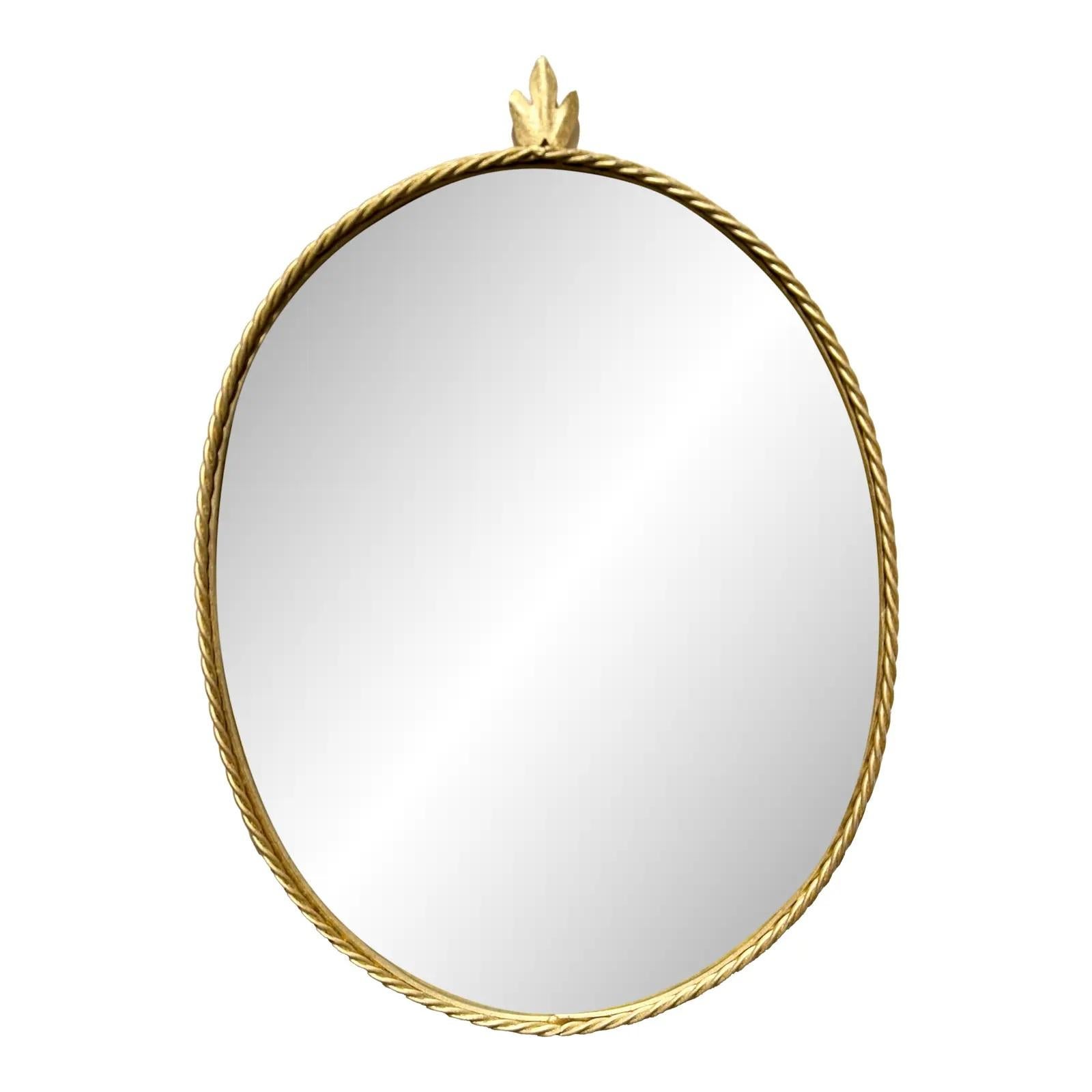 Paire de miroirs à cordes en fer doré de style régence hollywoodienne. En bon état général, chaque miroir a été remplacé récemment.   Les cadres en corde dorée mesurent 26