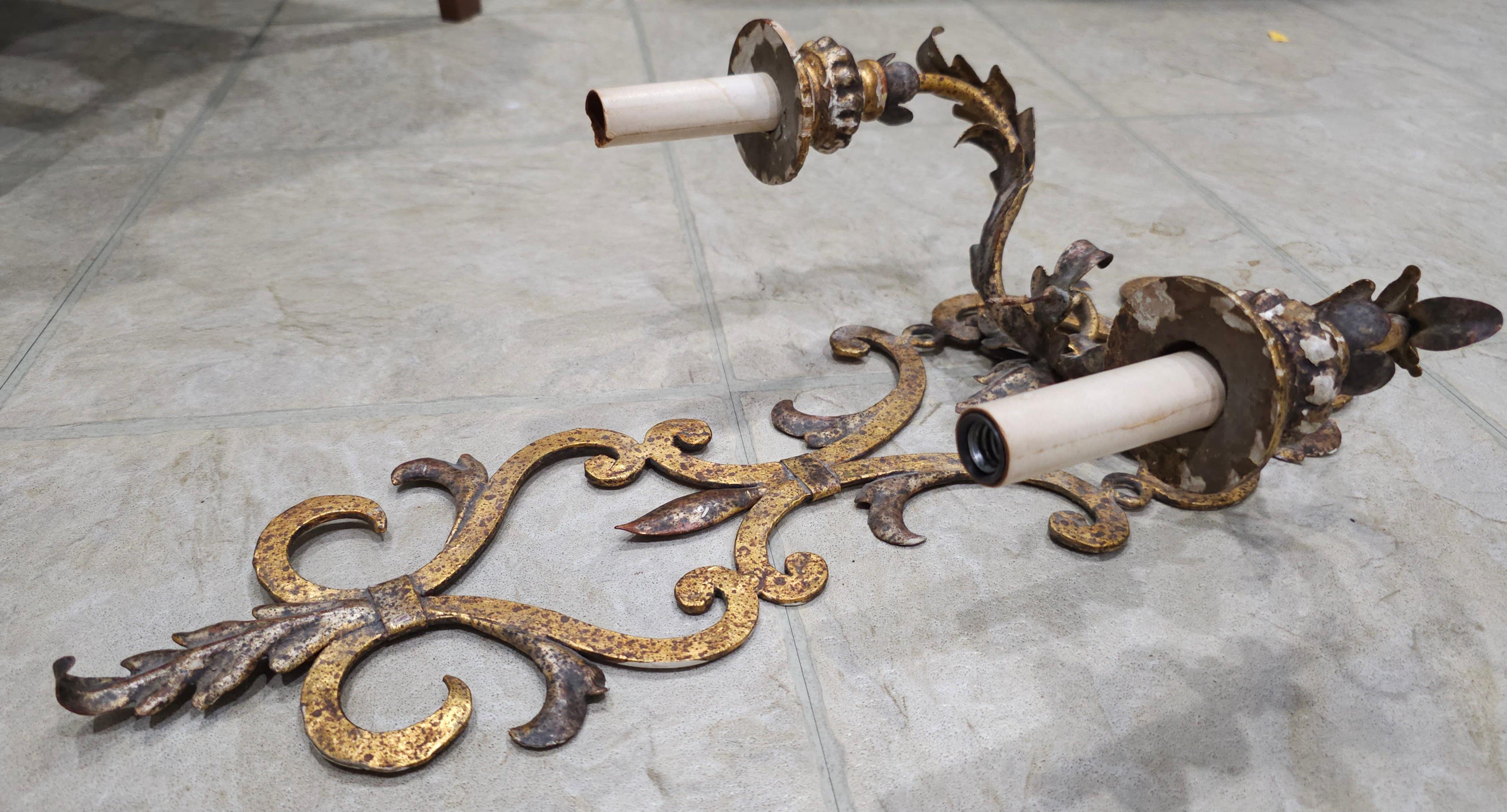 Mid-Century Modern Pair of Italian Gilt Metal and Composite Leaf Motif Wall Sconces For Sale