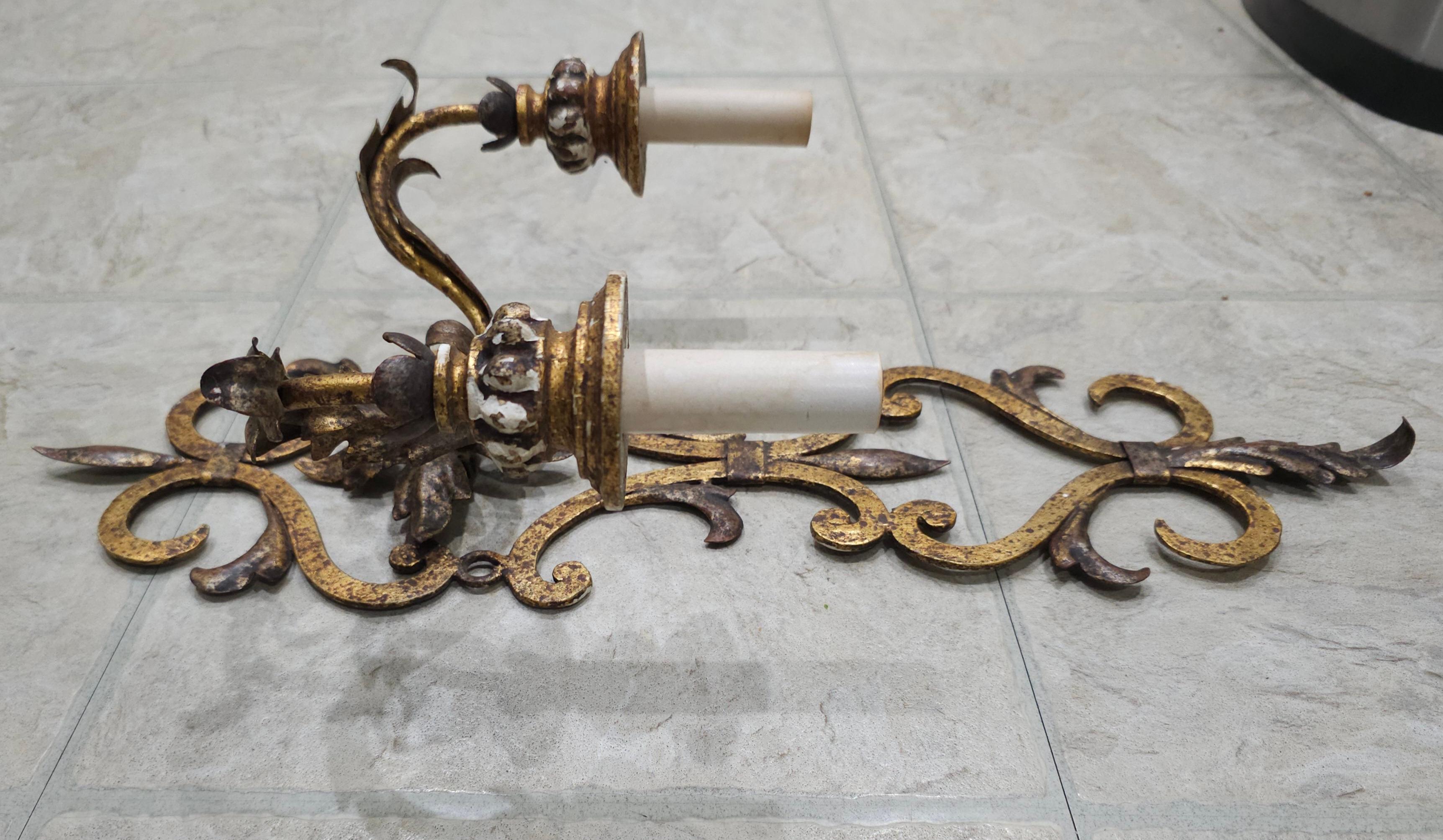 Pair of Italian Gilt Metal and Composite Leaf Motif Wall Sconces For Sale 3