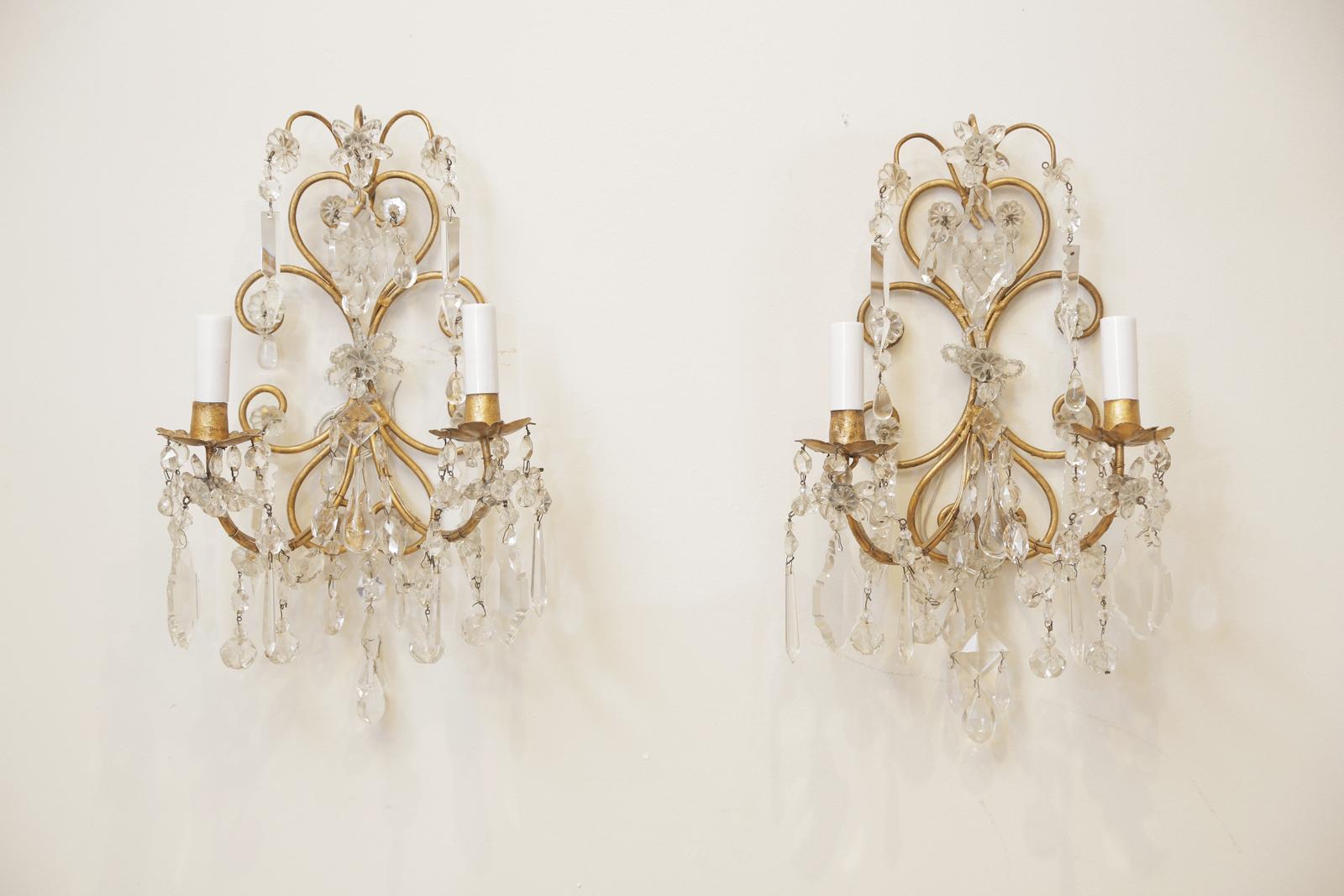 Zwei italienische zweiflammige Wandleuchter aus vergoldetem Metall und Kristall im Stil von Bagues (Neoklassisch) im Angebot