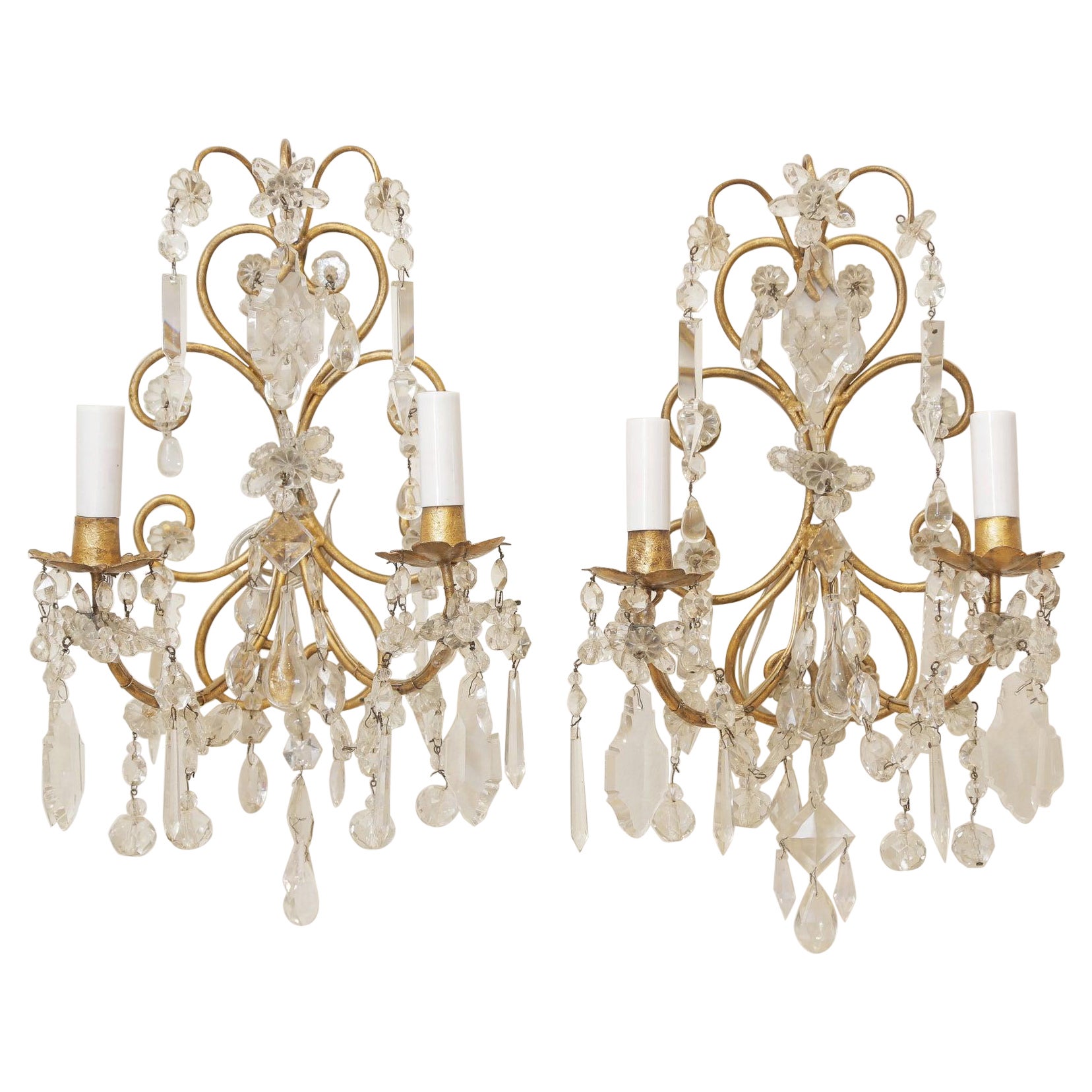 Coppia di appliques a due luci in metallo dorato e cristallo nello stile di Bagues in vendita
