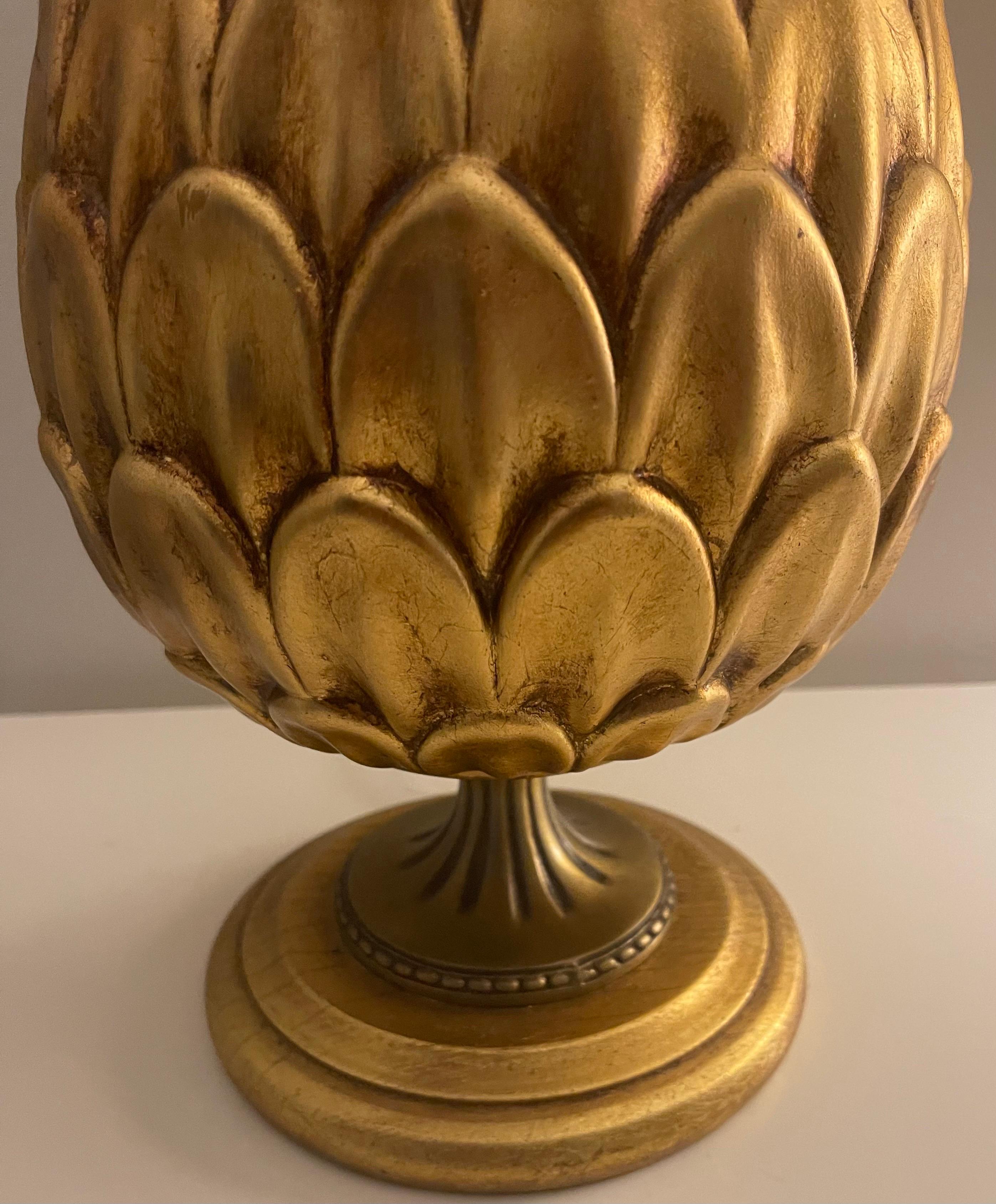 Hollywood Regency Paire de lampes Artichaut en métal doré italien en vente
