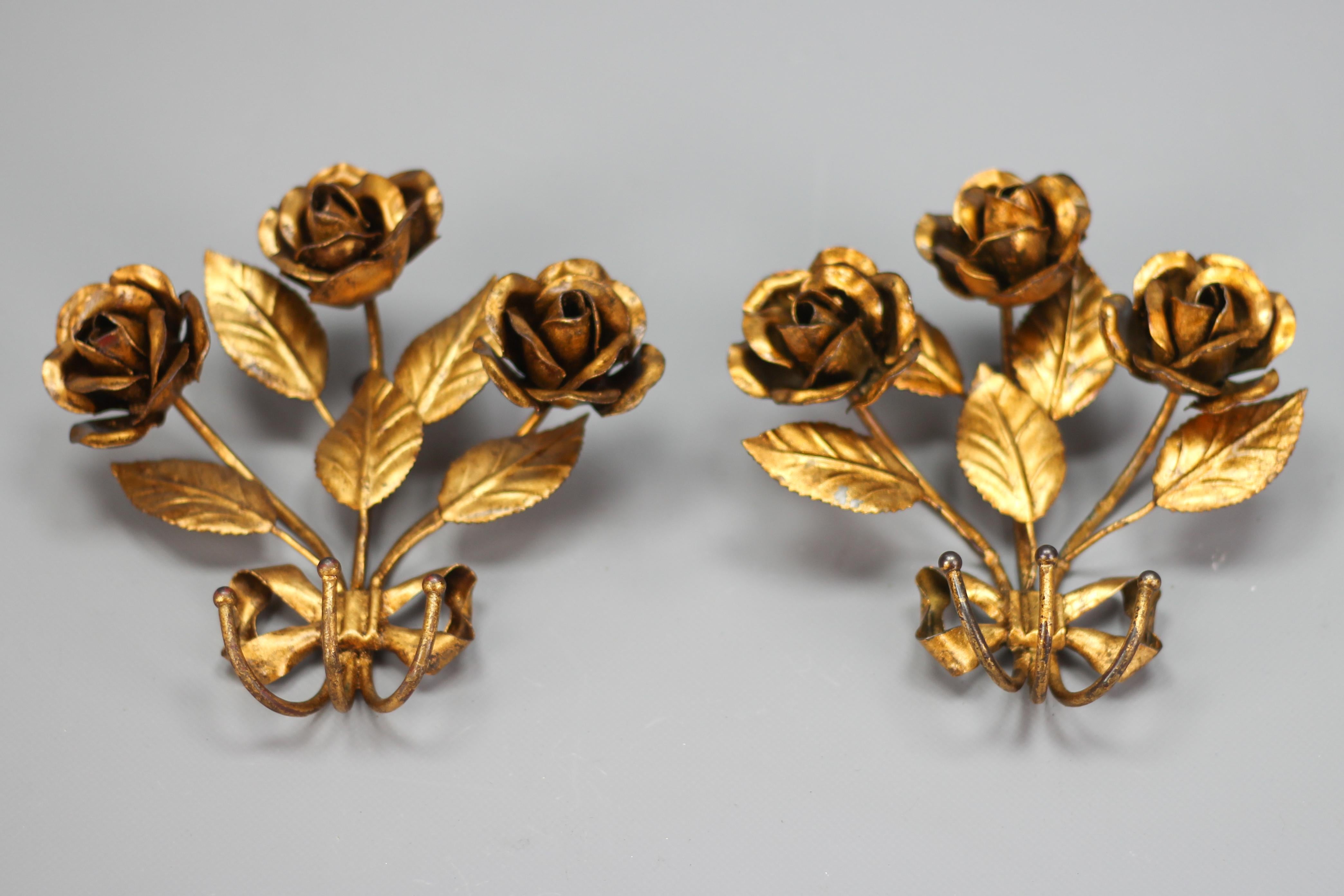 Italian gilt metal rose-shaped coat hooks, a pair, from circa the 1960s
A pair of beautiful Hollywood Regency-style gilt metal coat hooks, each with three roses, tied with a bow, and three hooks.
Dimensions: height: 18 cm / 7.08 in; width: 17 cm /