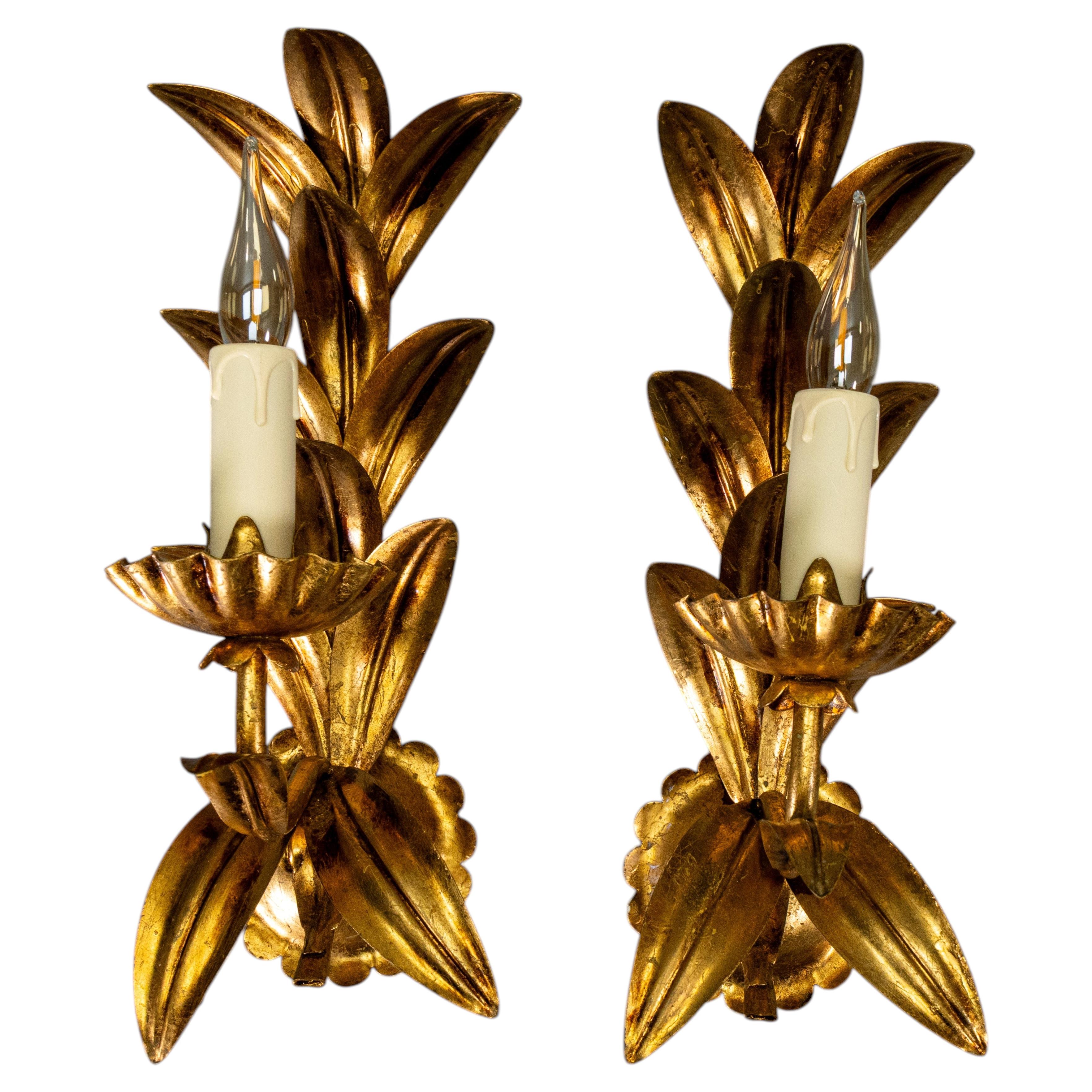 Pareja de Apliques de Pared Italianos de Hoja de Metal Dorado, Estilo Hollywood Regency, Años 70