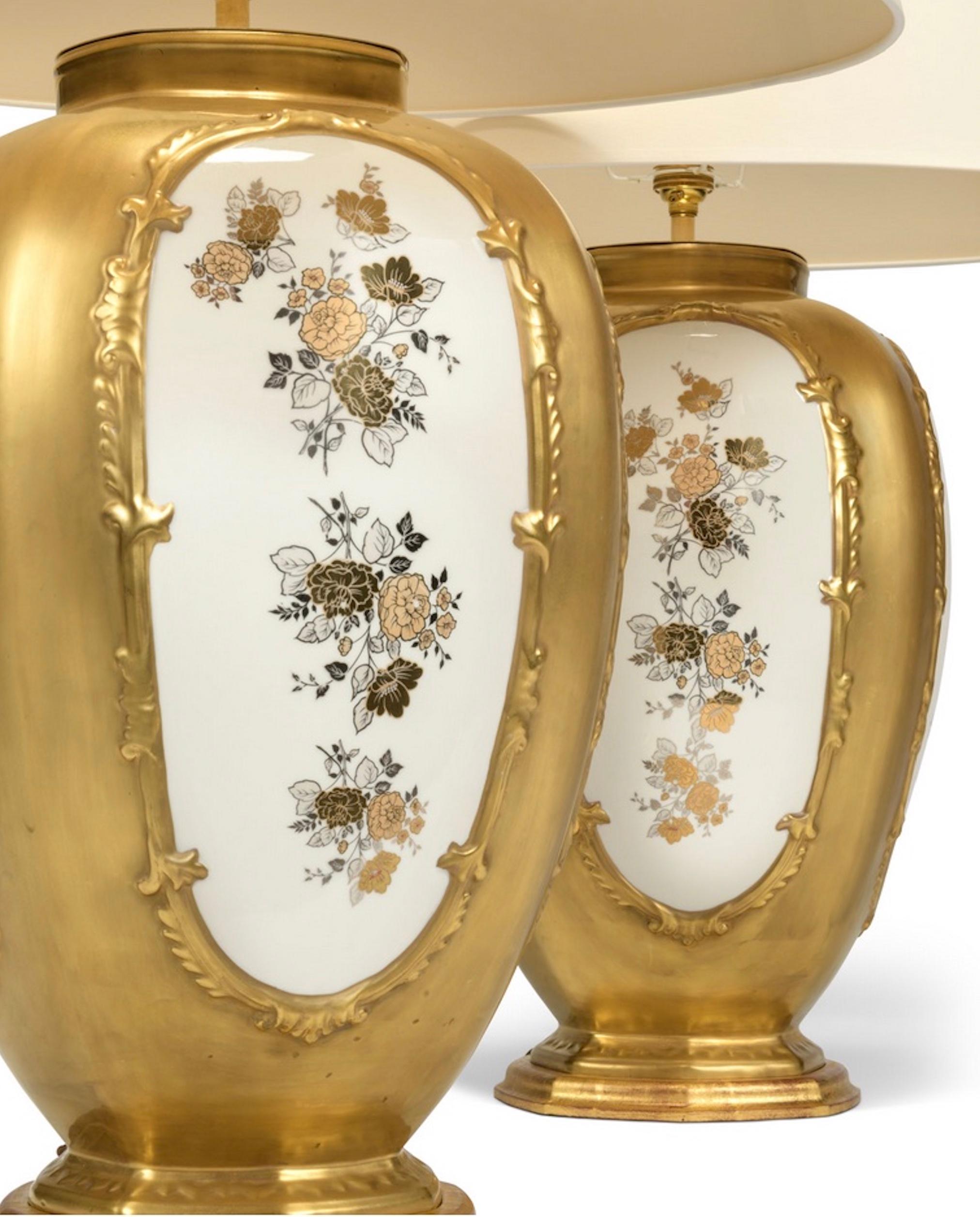 Paar italienische Tischlampen aus vergoldetem Porzellan des 20. Jahrhunderts (Glasiert) im Angebot