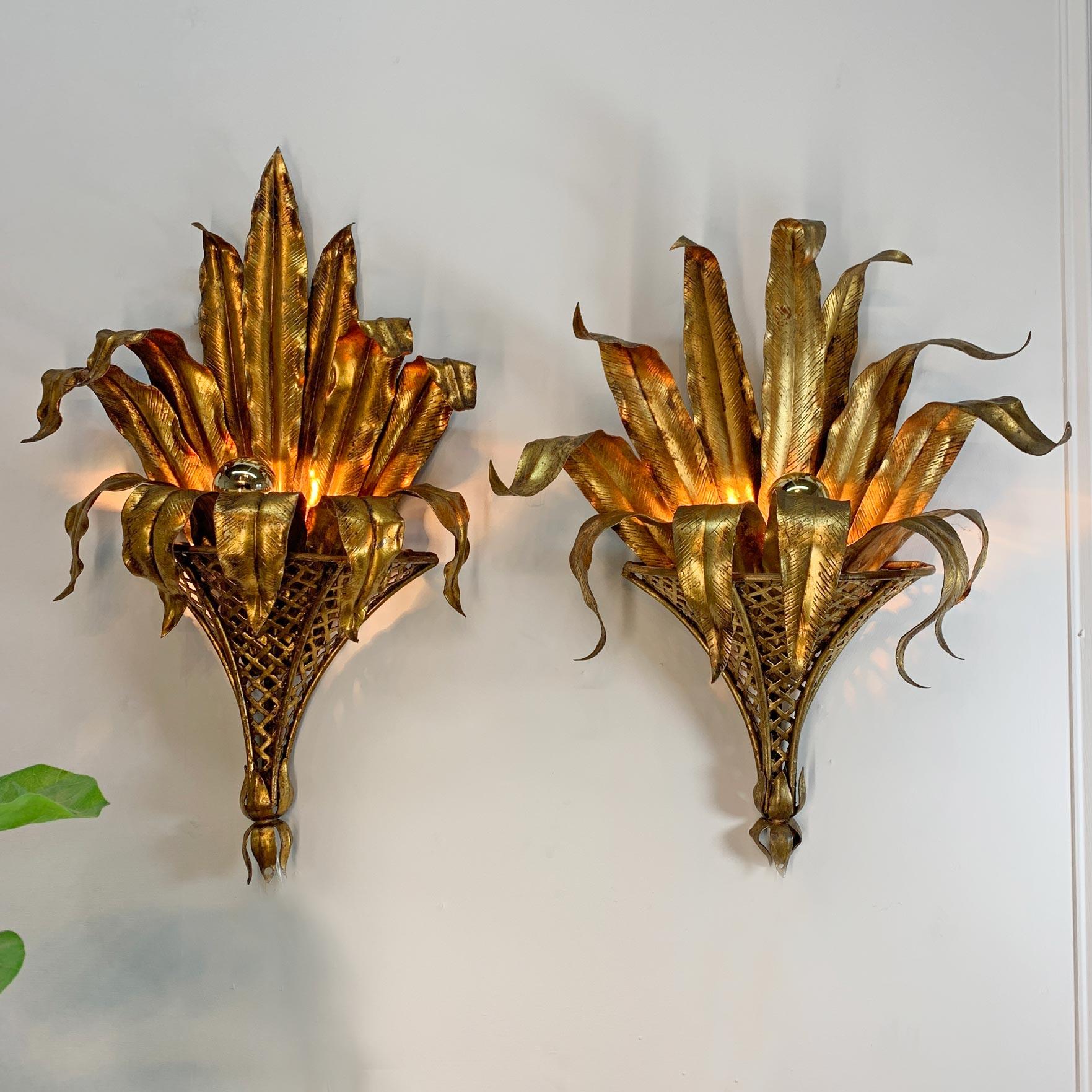 Paire de lampes murales italiennes en tôle dorée avec feuilles de palmier et Coronet Lighting en vente 3