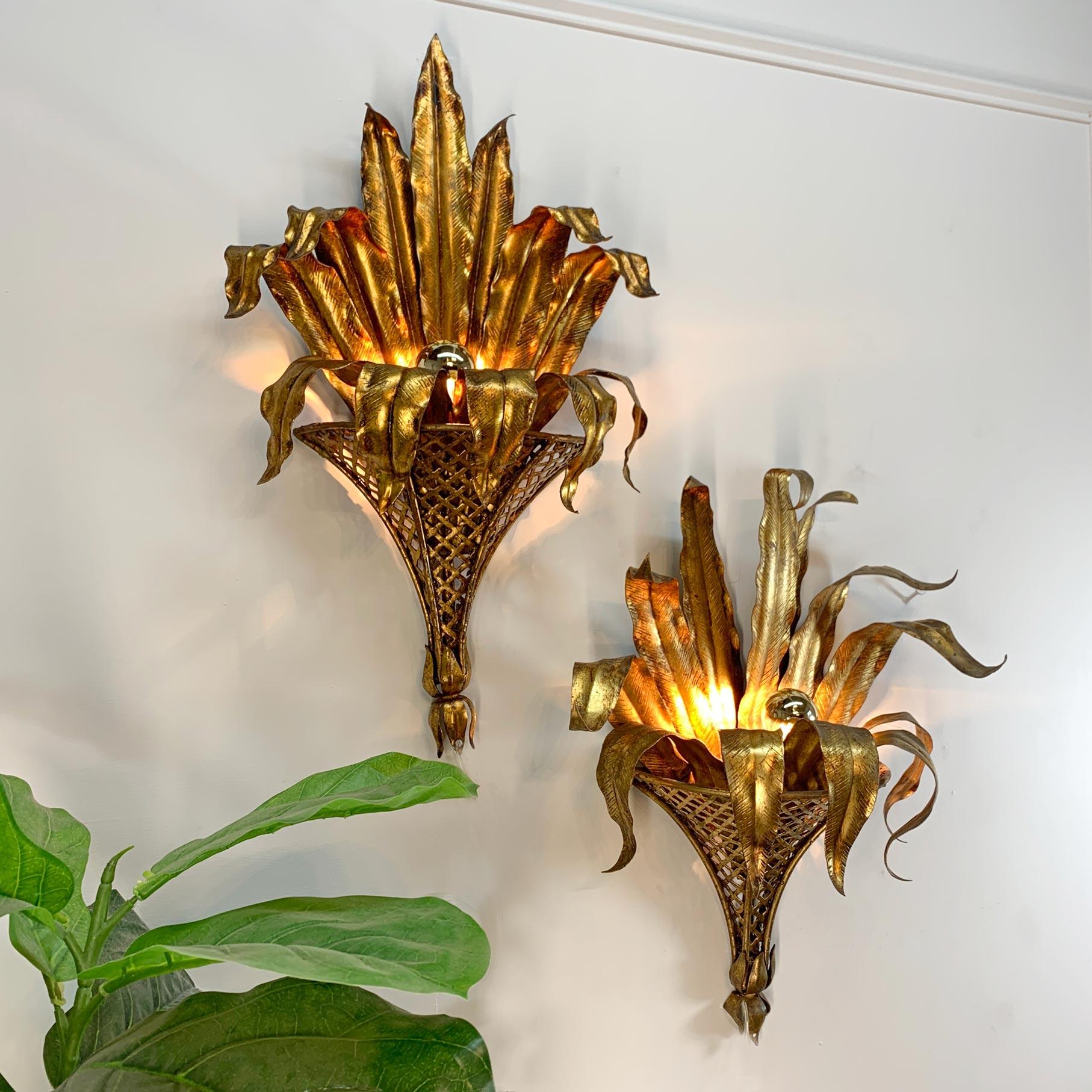Paire de lampes murales italiennes en tôle dorée avec feuilles de palmier et Coronet Lighting en vente 4