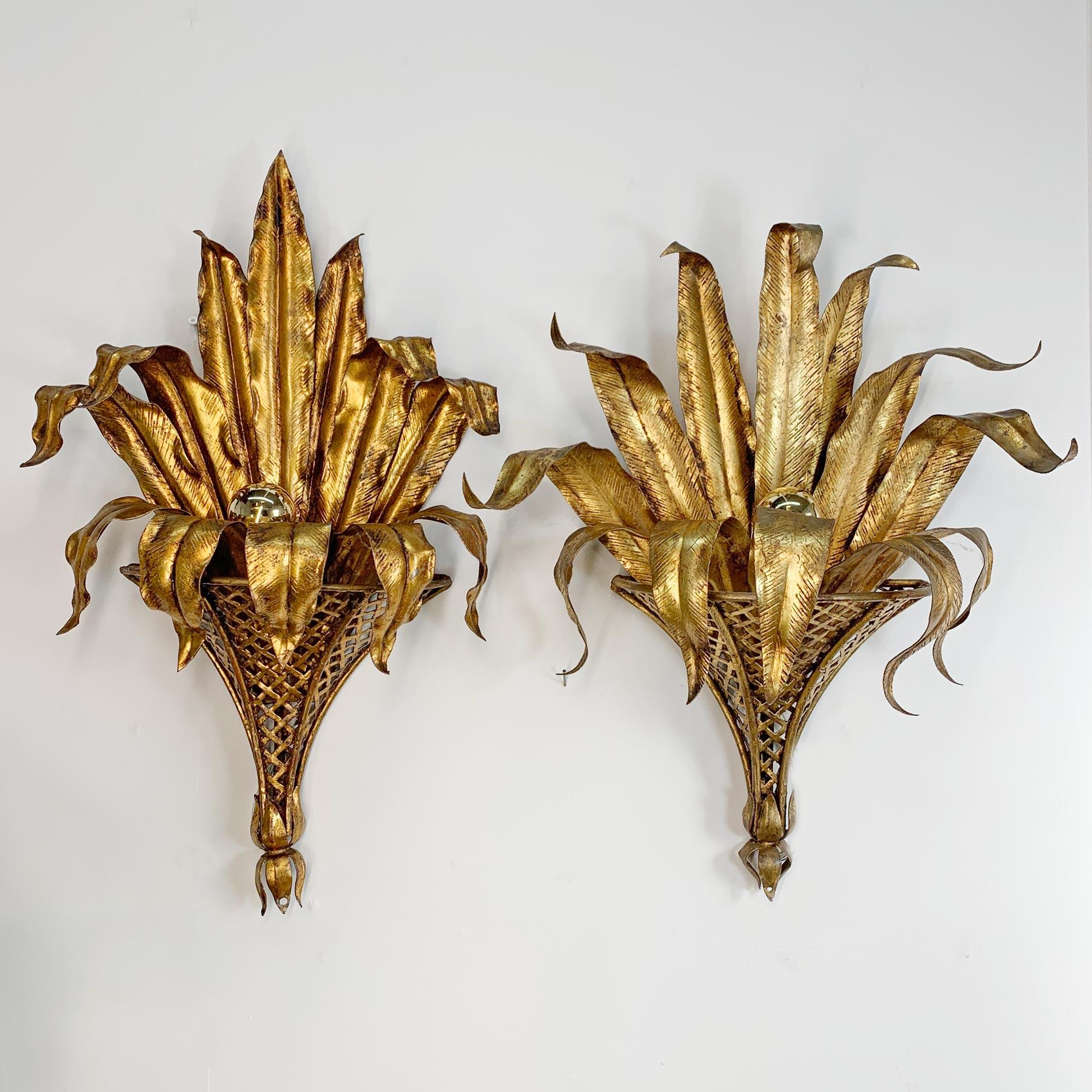 Pair of Italian Gilt Tole Palm Leaf and Coronet Wall Lights For Sale 6