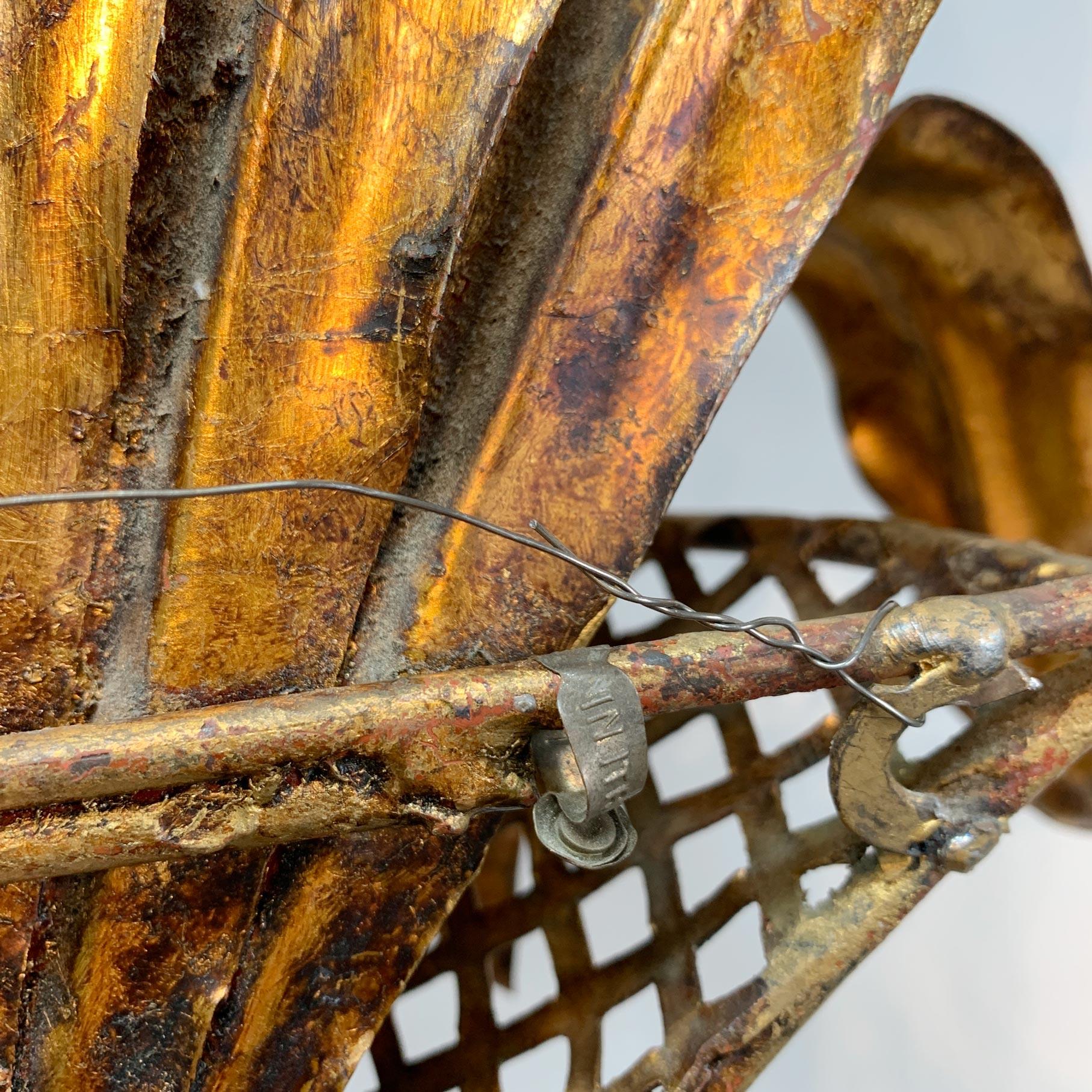 Pareja de apliques italianos de hojas de palmera y coronas de tole dorado en venta 6