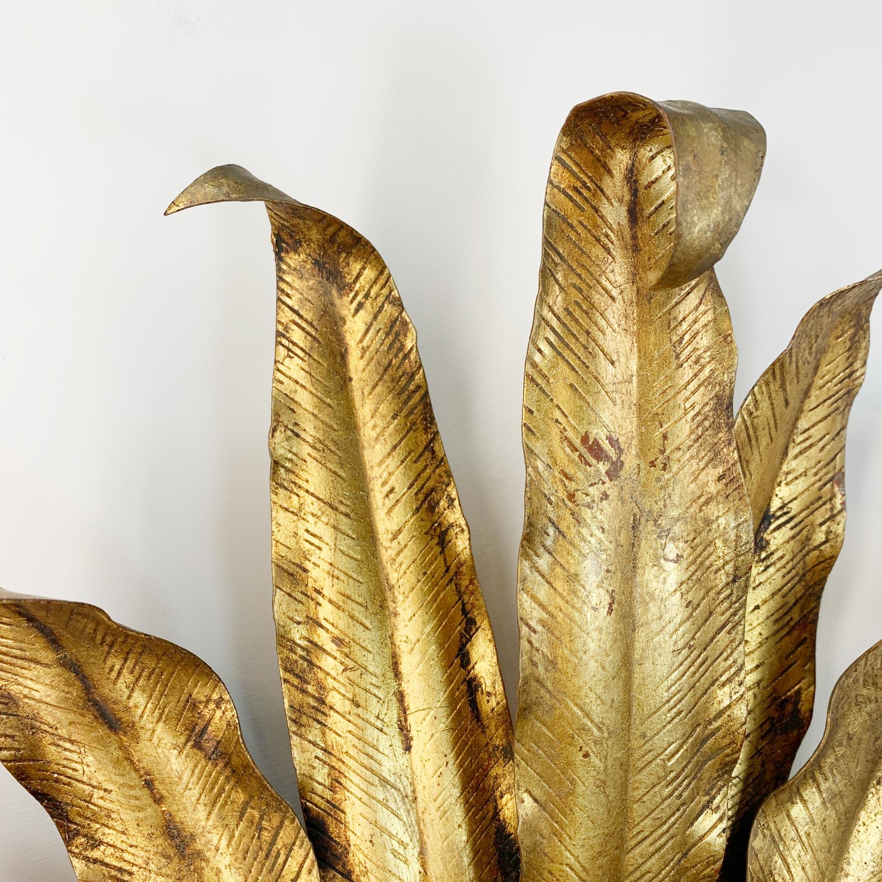 Pareja de apliques italianos de hojas de palmera y coronas de tole dorado Dorado en venta