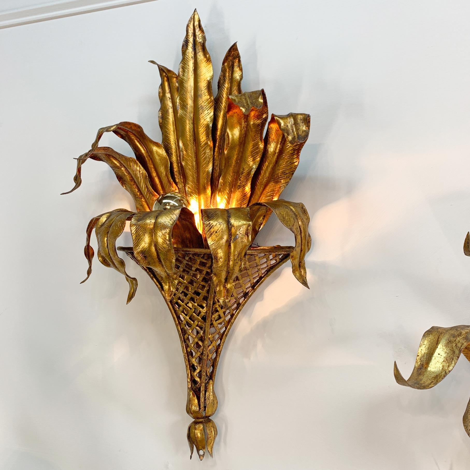 Pair of Italian Gilt Tole Palm Leaf and Coronet Wall Lights For Sale 1
