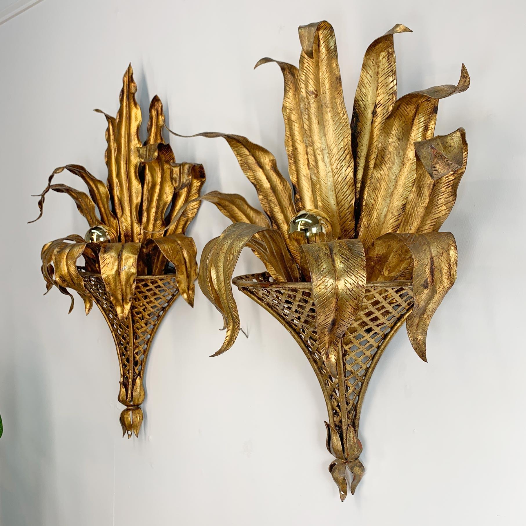 Paire de lampes murales italiennes en tôle dorée avec feuilles de palmier et Coronet Lighting en vente 2