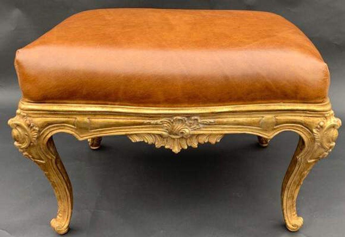 Paire de bancs italiens en bois doré avec tapisserie en cuir brun, 20e siècle. Excellent état - En vente à Los Angeles, CA