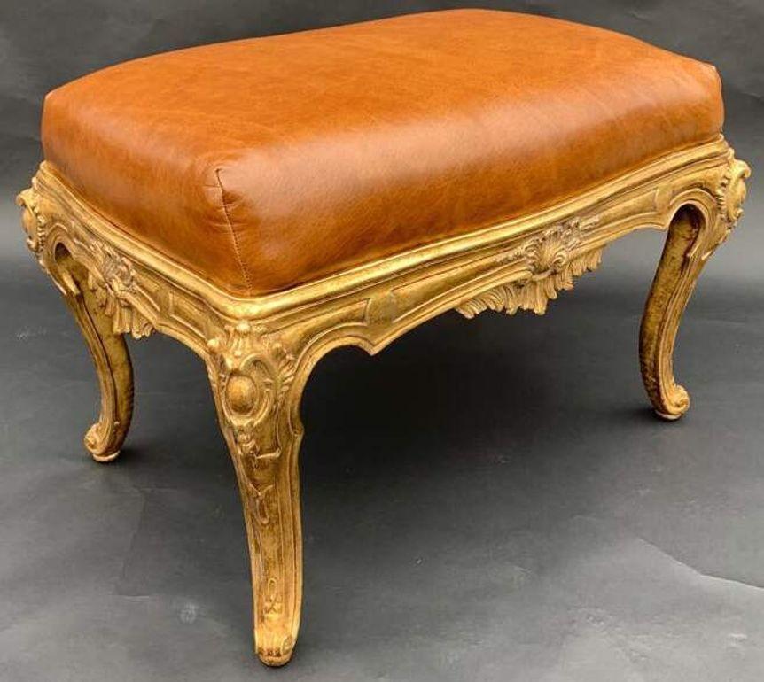 20ième siècle Paire de bancs italiens en bois doré avec tapisserie en cuir brun, 20e siècle. en vente