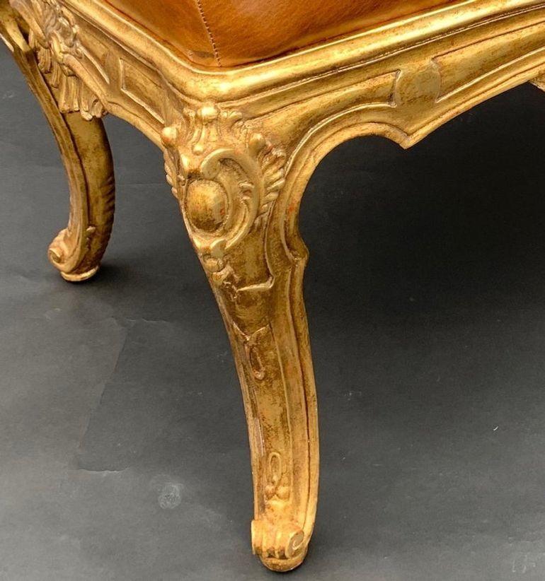 Cuir Paire de bancs italiens en bois doré avec tapisserie en cuir brun, 20e siècle. en vente