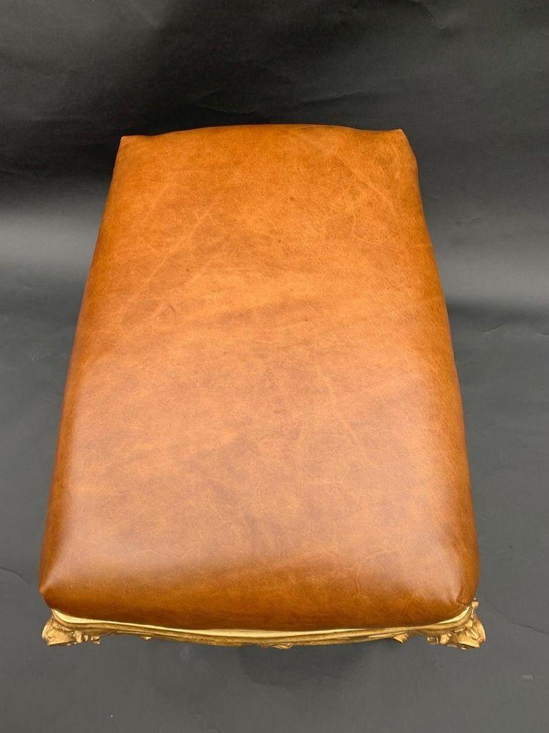 Paire de bancs italiens en bois doré avec tapisserie en cuir brun, 20e siècle. en vente 1