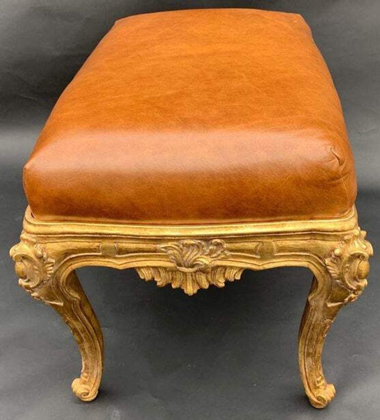 Paire de bancs italiens en bois doré avec tapisserie en cuir brun, 20e siècle. en vente 2