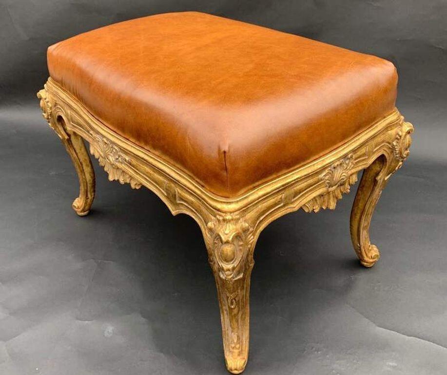 Paire de bancs italiens en bois doré avec tapisserie en cuir brun, 20e siècle. en vente 3
