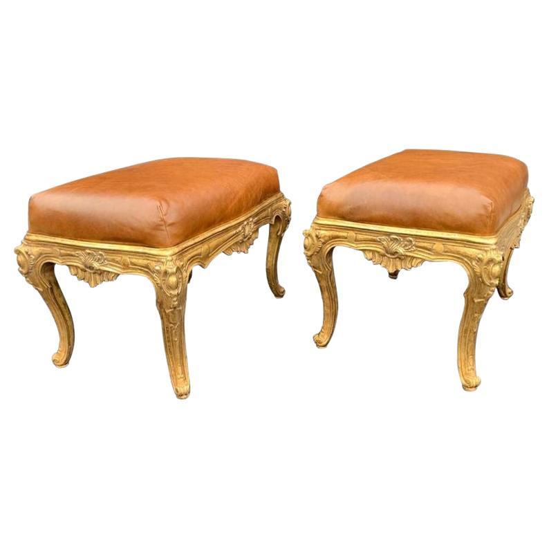 Paire de bancs italiens en bois doré avec tapisserie en cuir brun, 20e siècle. en vente