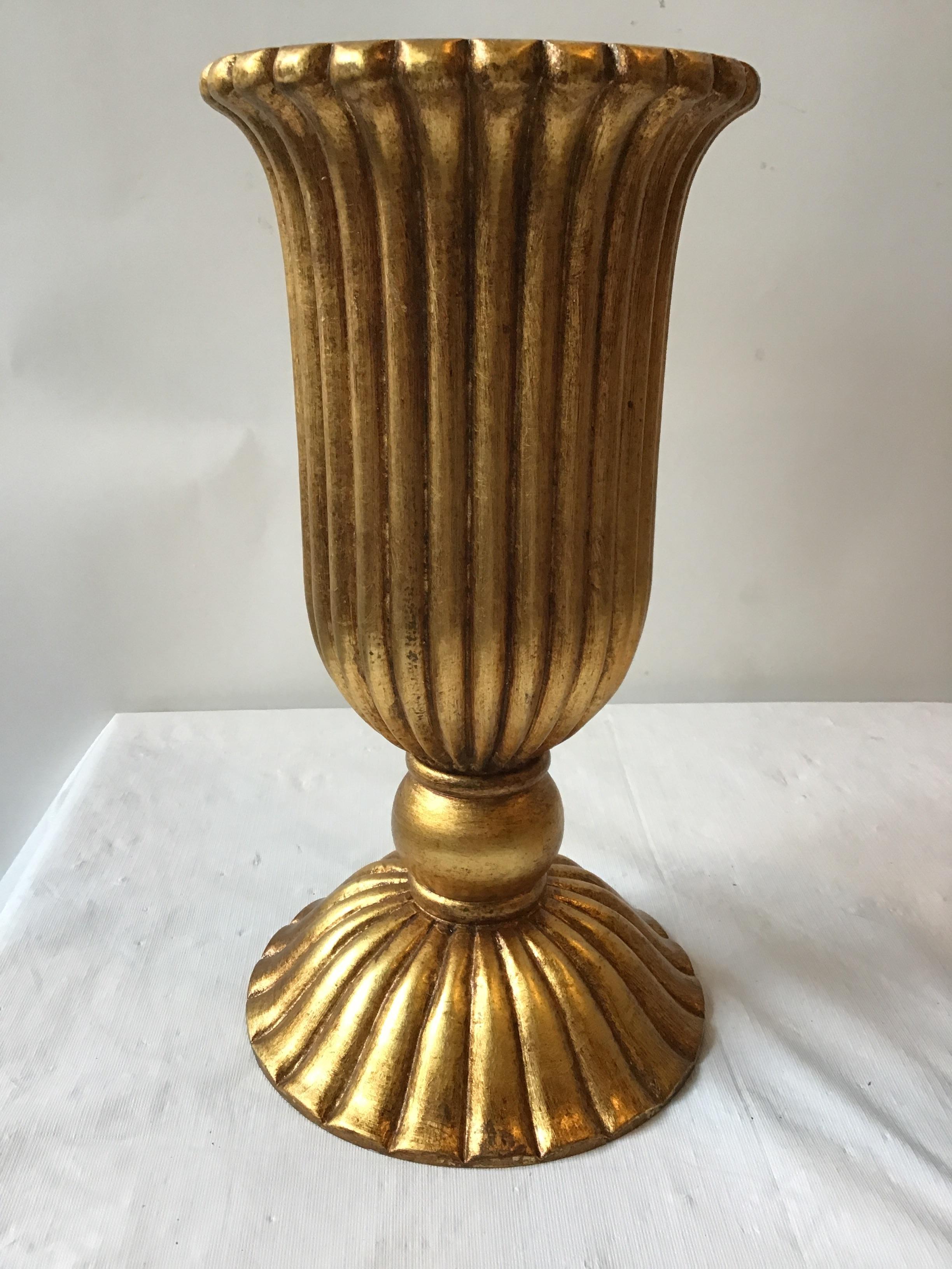 Paire d'urnes italiennes en bois doré en forme d'urne  Bases de lampe/table en vente 1