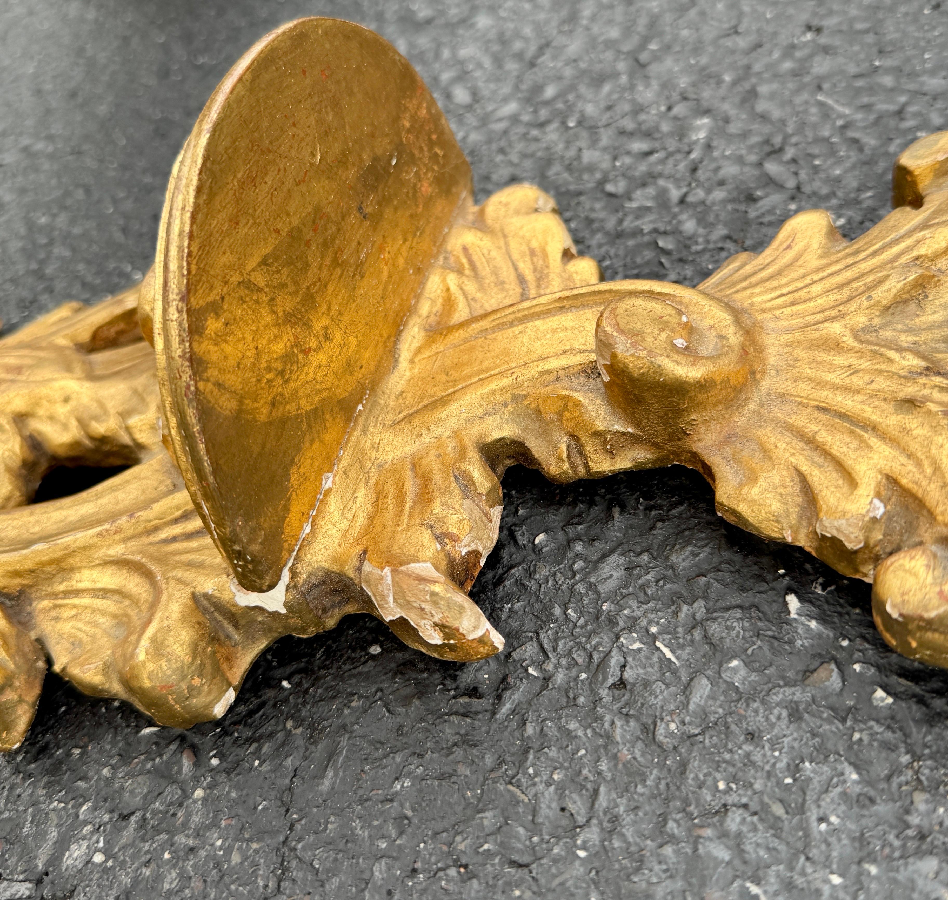 Pareja de estanterías murales de fragmentos de madera dorada italiana en venta 2