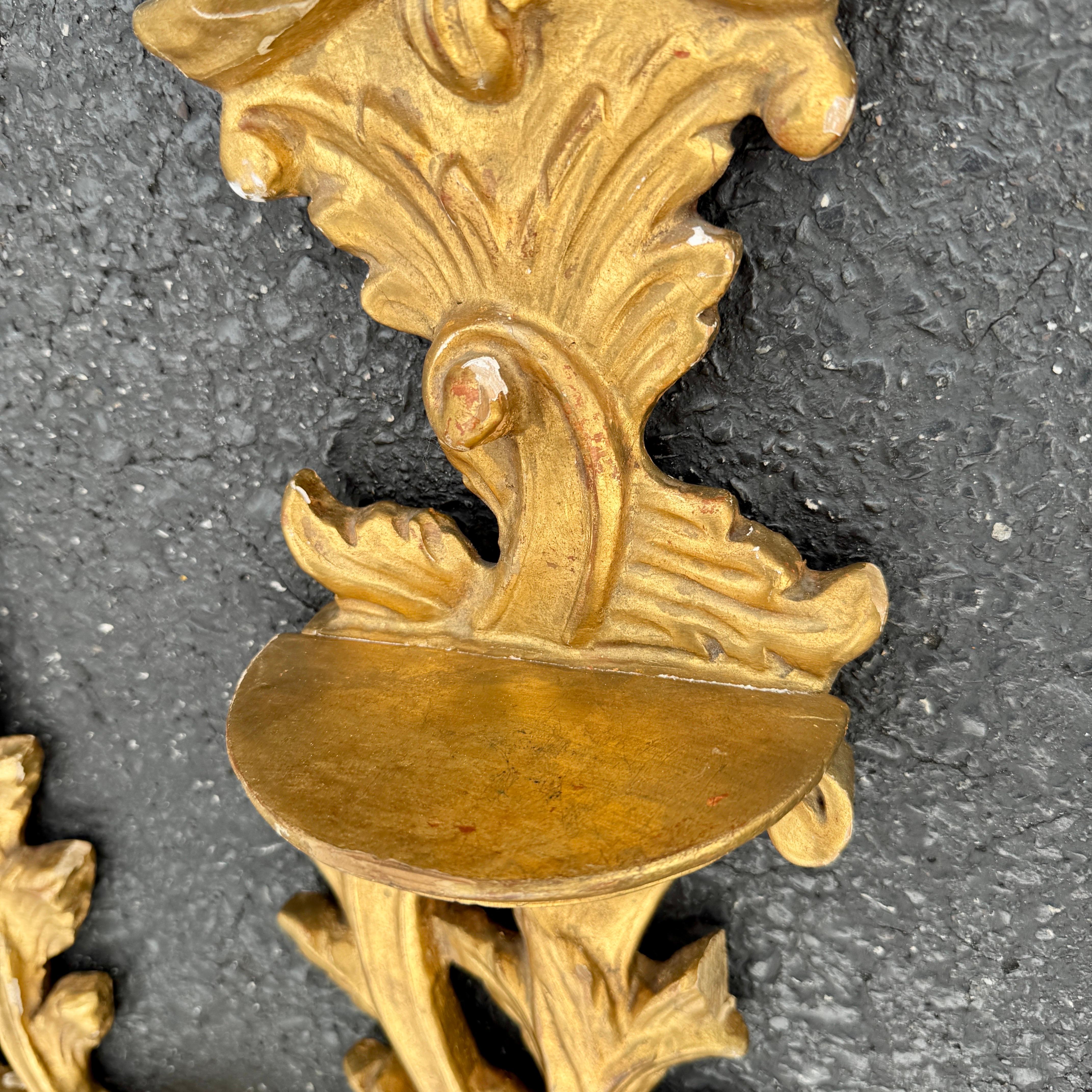 Pareja de estanterías murales de fragmentos de madera dorada italiana en venta 3
