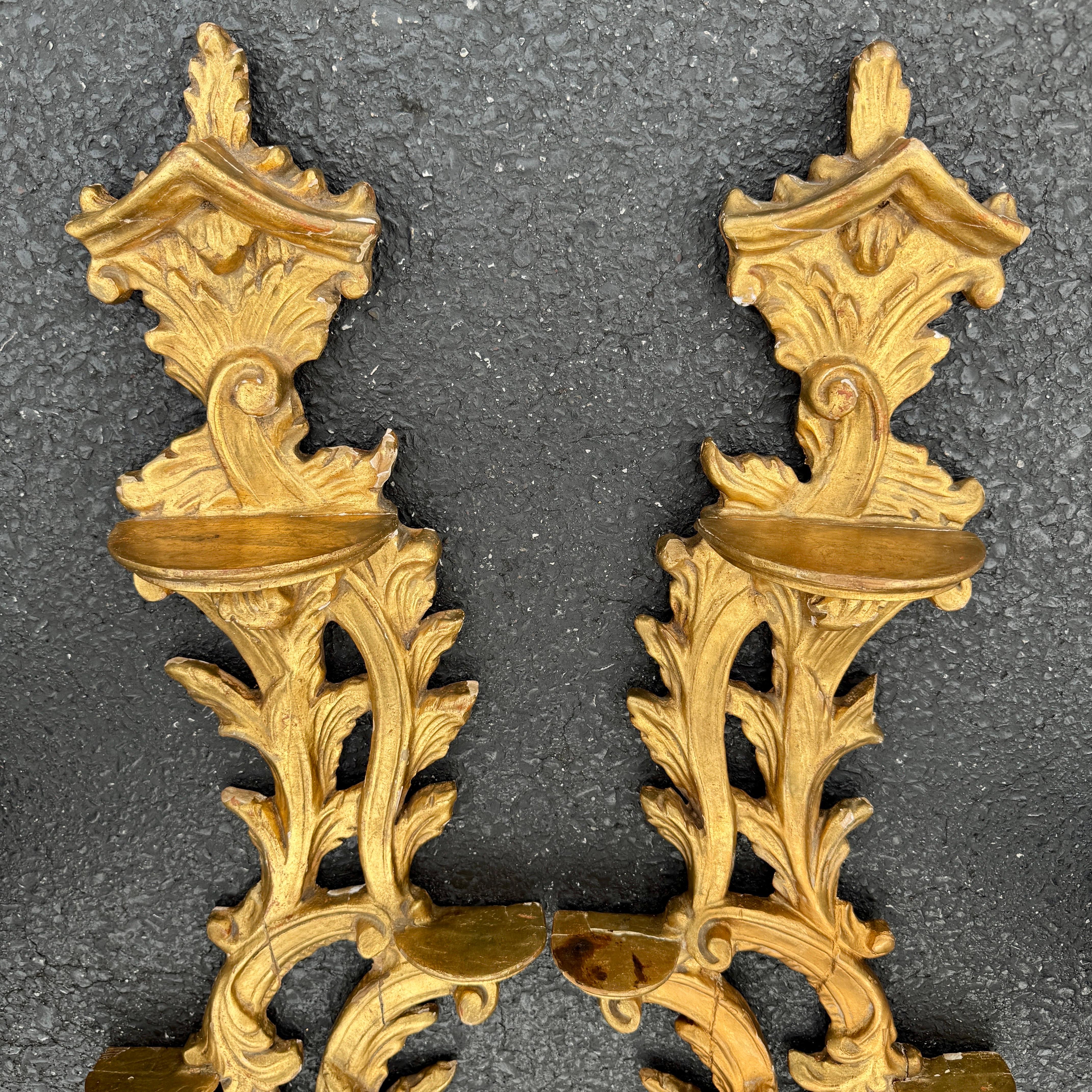 Pareja de estanterías murales de fragmentos de madera dorada italiana en venta 4