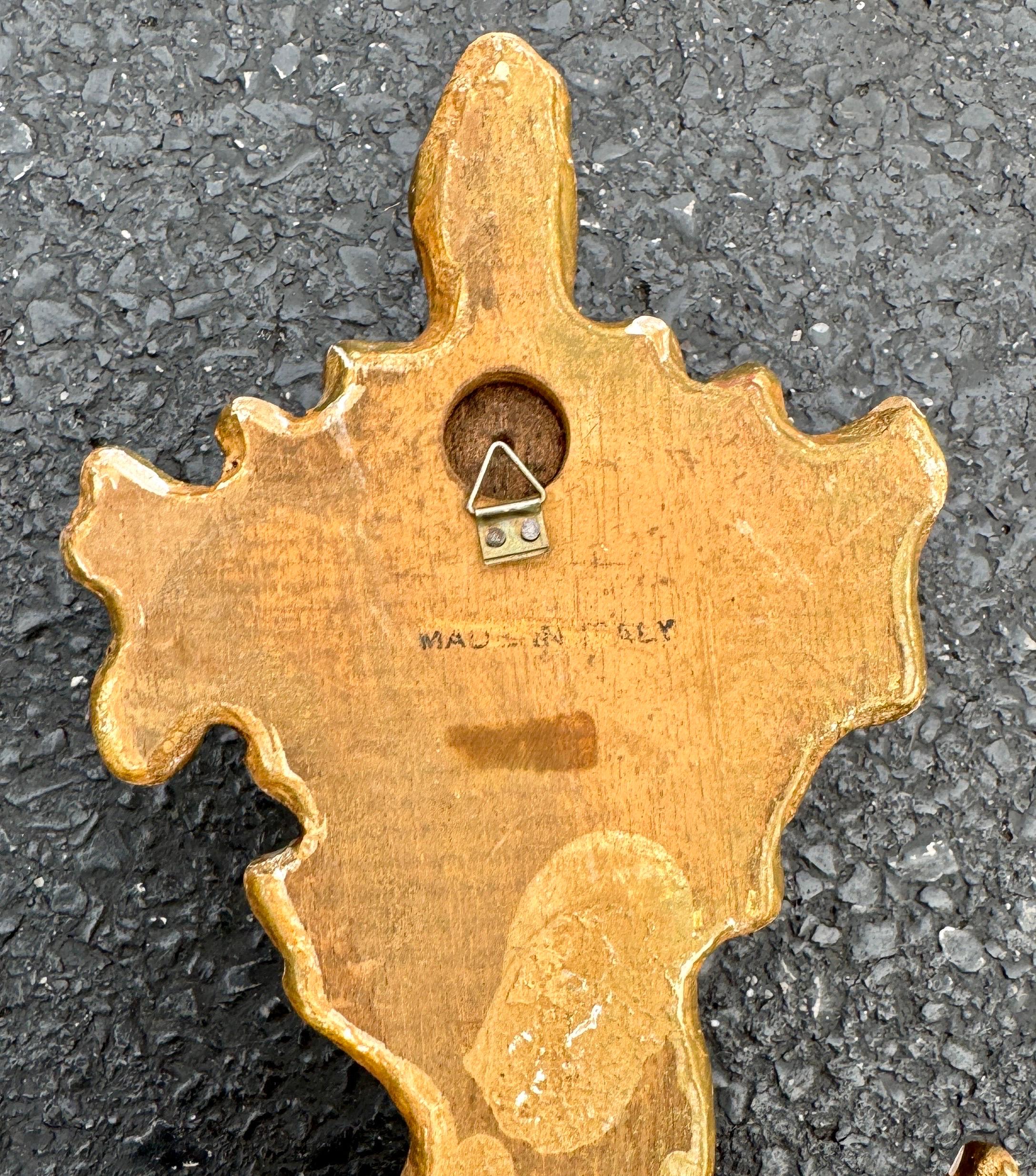 Pareja de estanterías murales de fragmentos de madera dorada italiana en venta 5