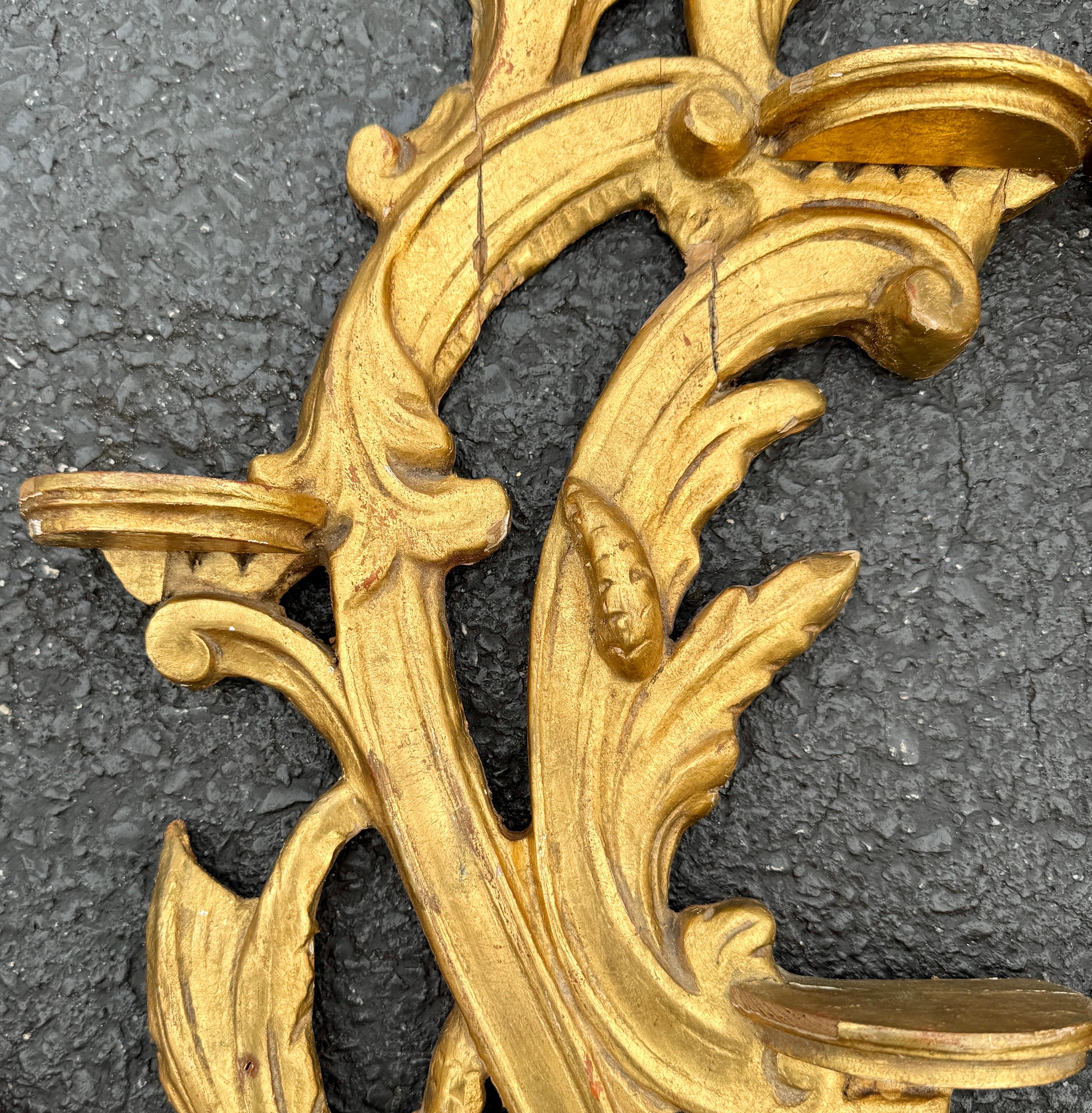 Pareja de estanterías murales de fragmentos de madera dorada italiana en venta 7