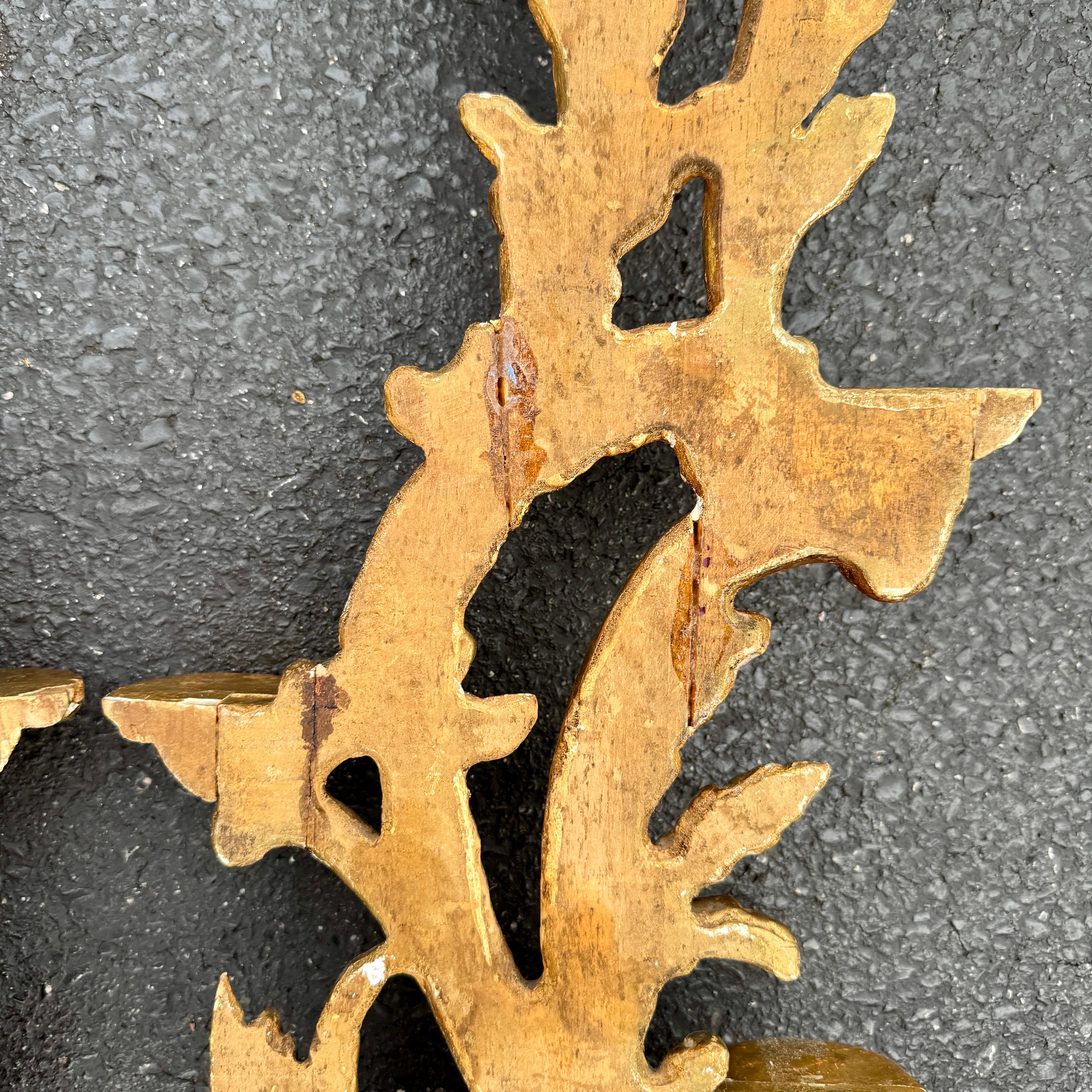 Pareja de estanterías murales de fragmentos de madera dorada italiana en venta 8