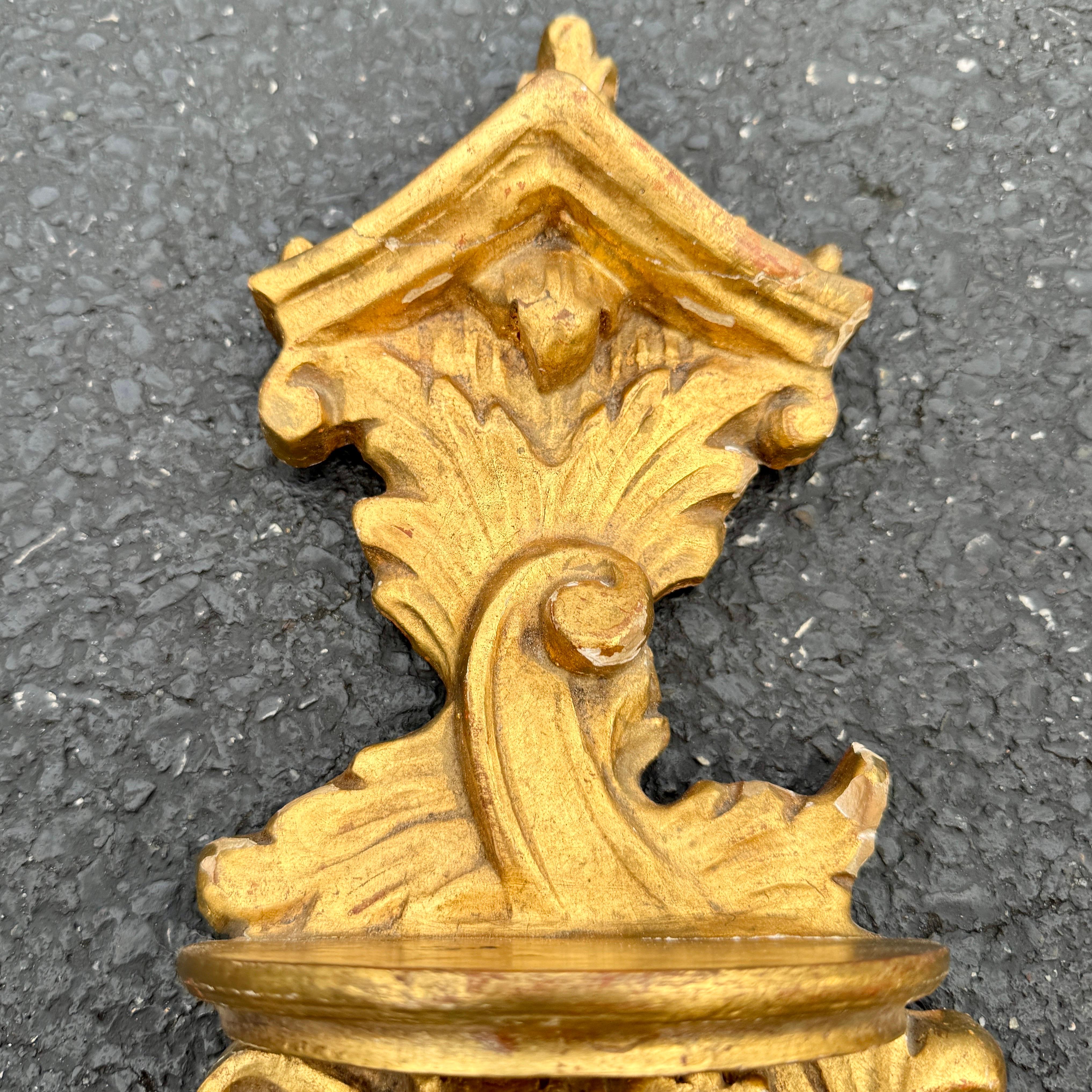 Pareja de estanterías murales de fragmentos de madera dorada italiana en venta 9