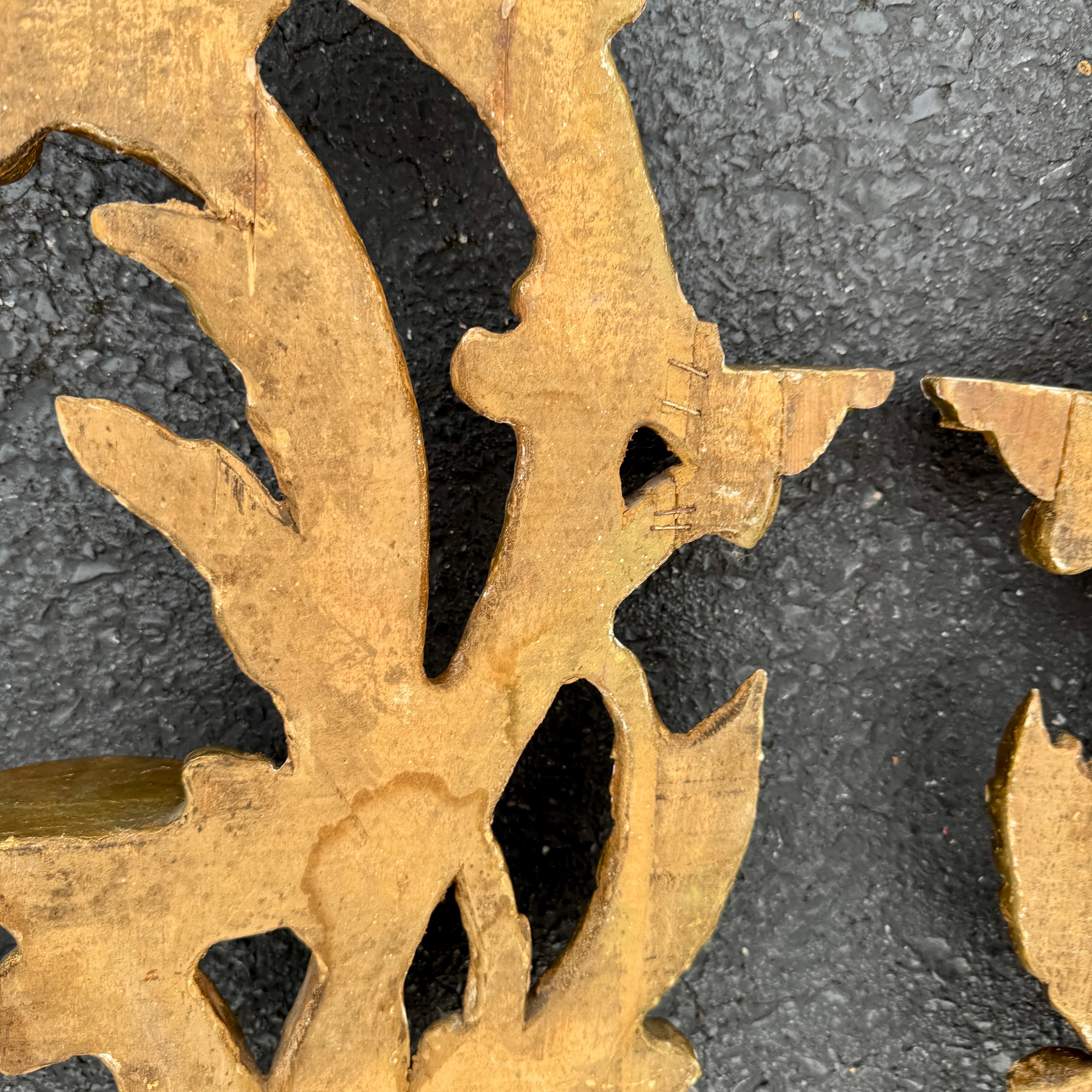 Pareja de estanterías murales de fragmentos de madera dorada italiana en venta 10