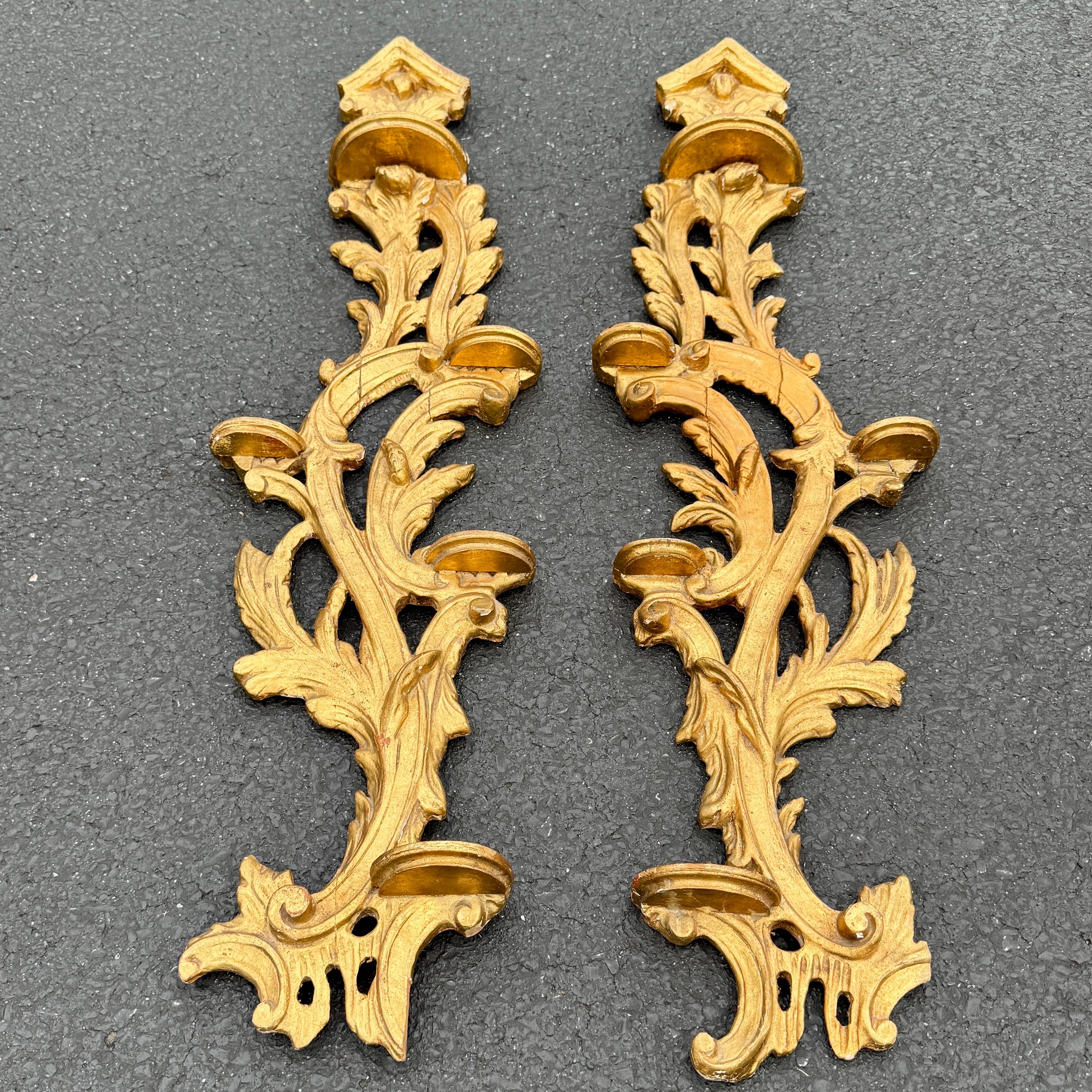 Conjunto de dos decoraciones de pared altas de madera dorada italiana. Este conjunto resulta impresionante como esculturas de pared, con 5 pequeños estantes, en un salón o comedor. Sin duda, un punto focal en una pared grande. 