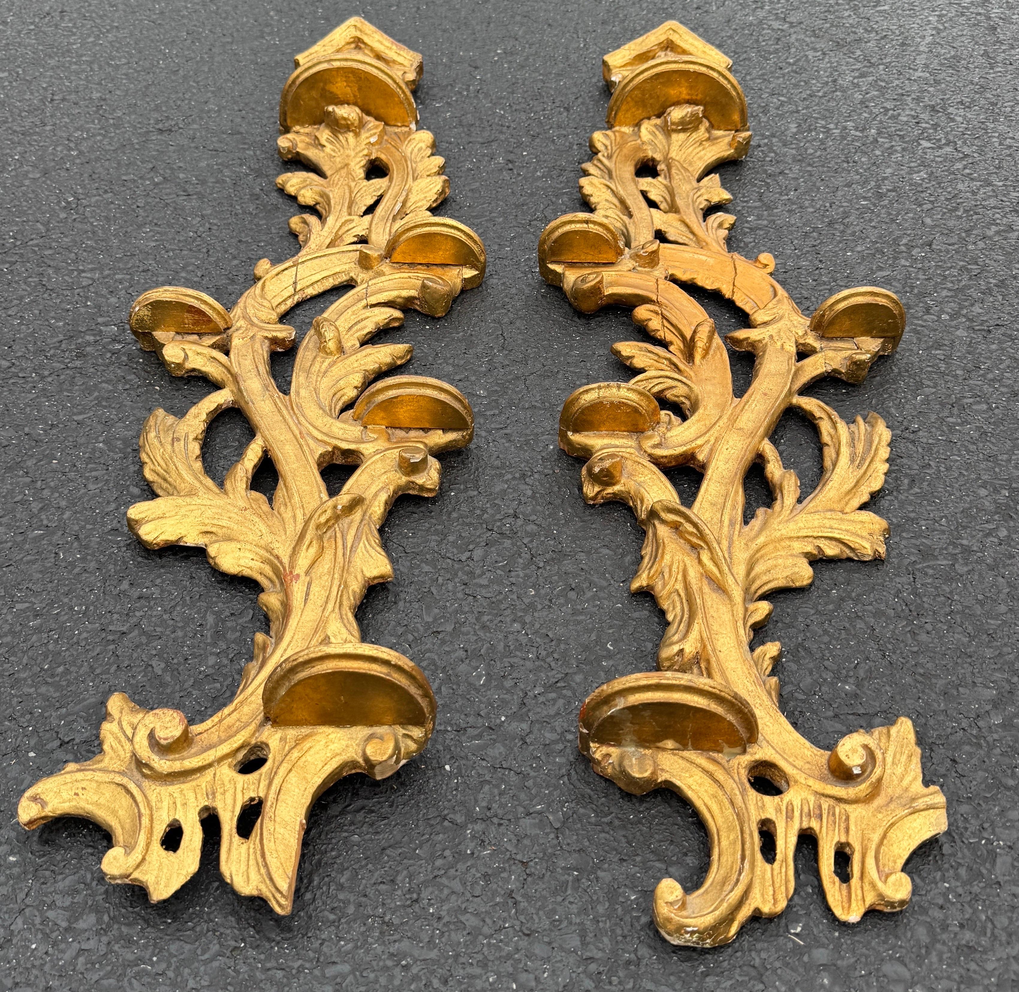 Pareja de estanterías murales de fragmentos de madera dorada italiana Italiano en venta