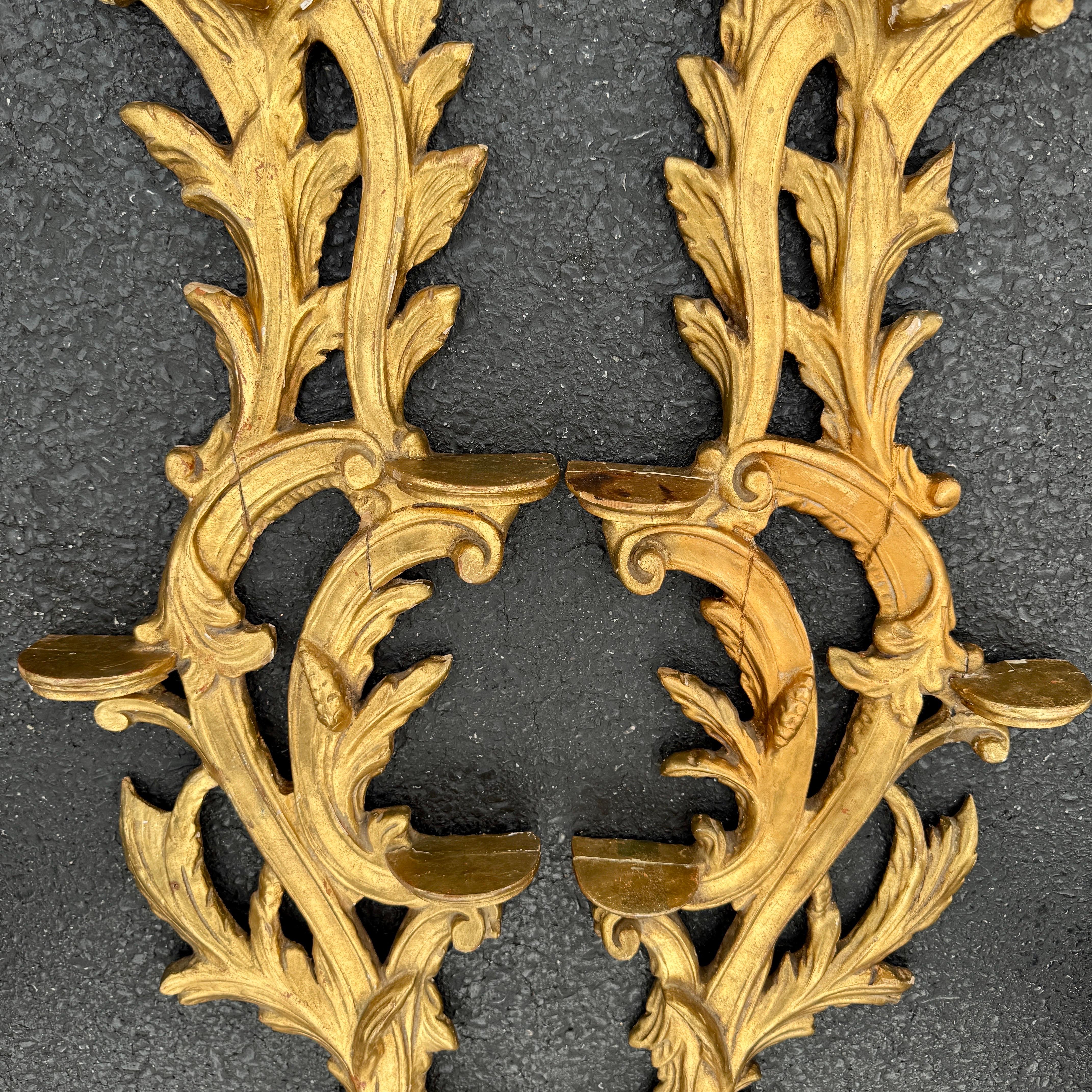 Pareja de estanterías murales de fragmentos de madera dorada italiana Hecho a mano en venta