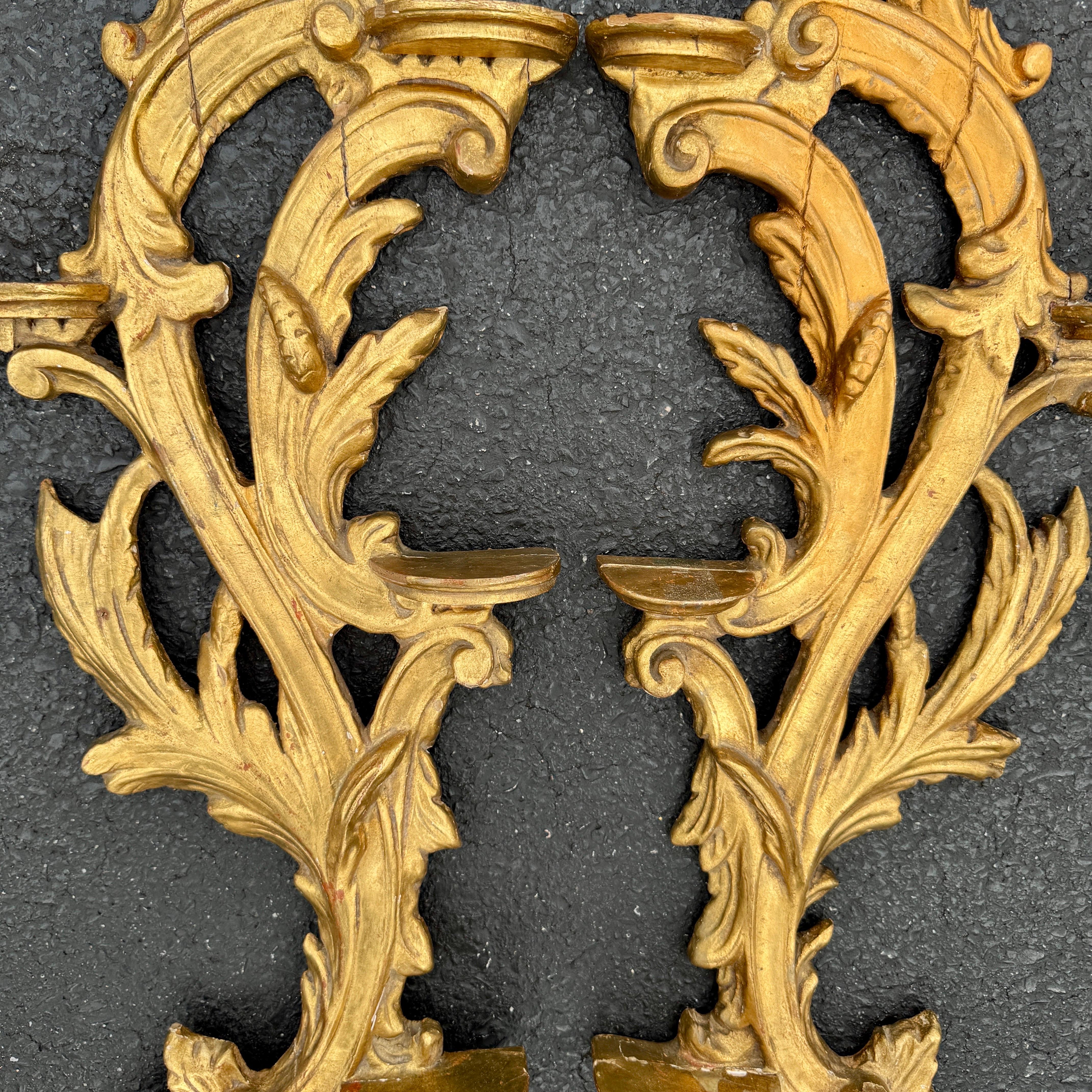 Pareja de estanterías murales de fragmentos de madera dorada italiana siglo XX en venta