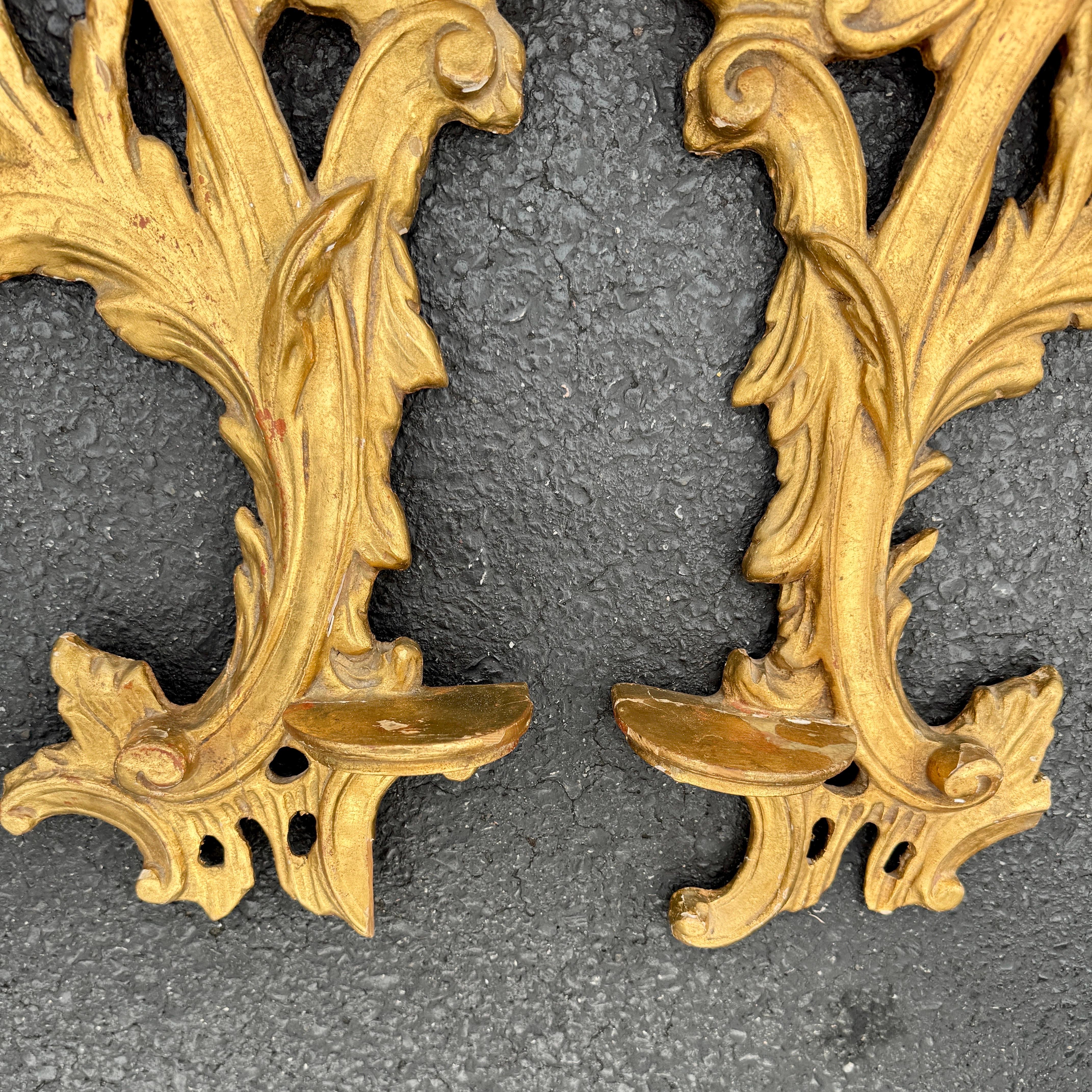Pareja de estanterías murales de fragmentos de madera dorada italiana Hoja de oro en venta