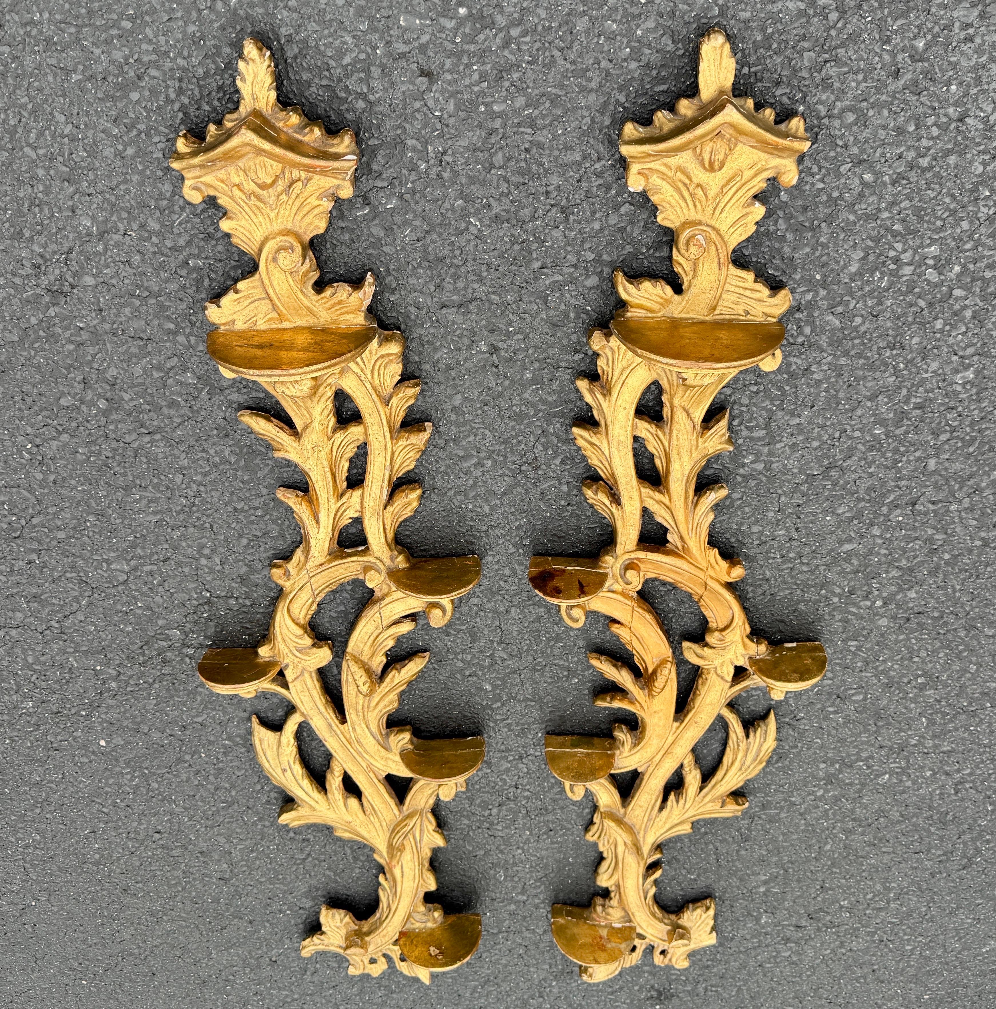 Pareja de estanterías murales de fragmentos de madera dorada italiana en venta 1