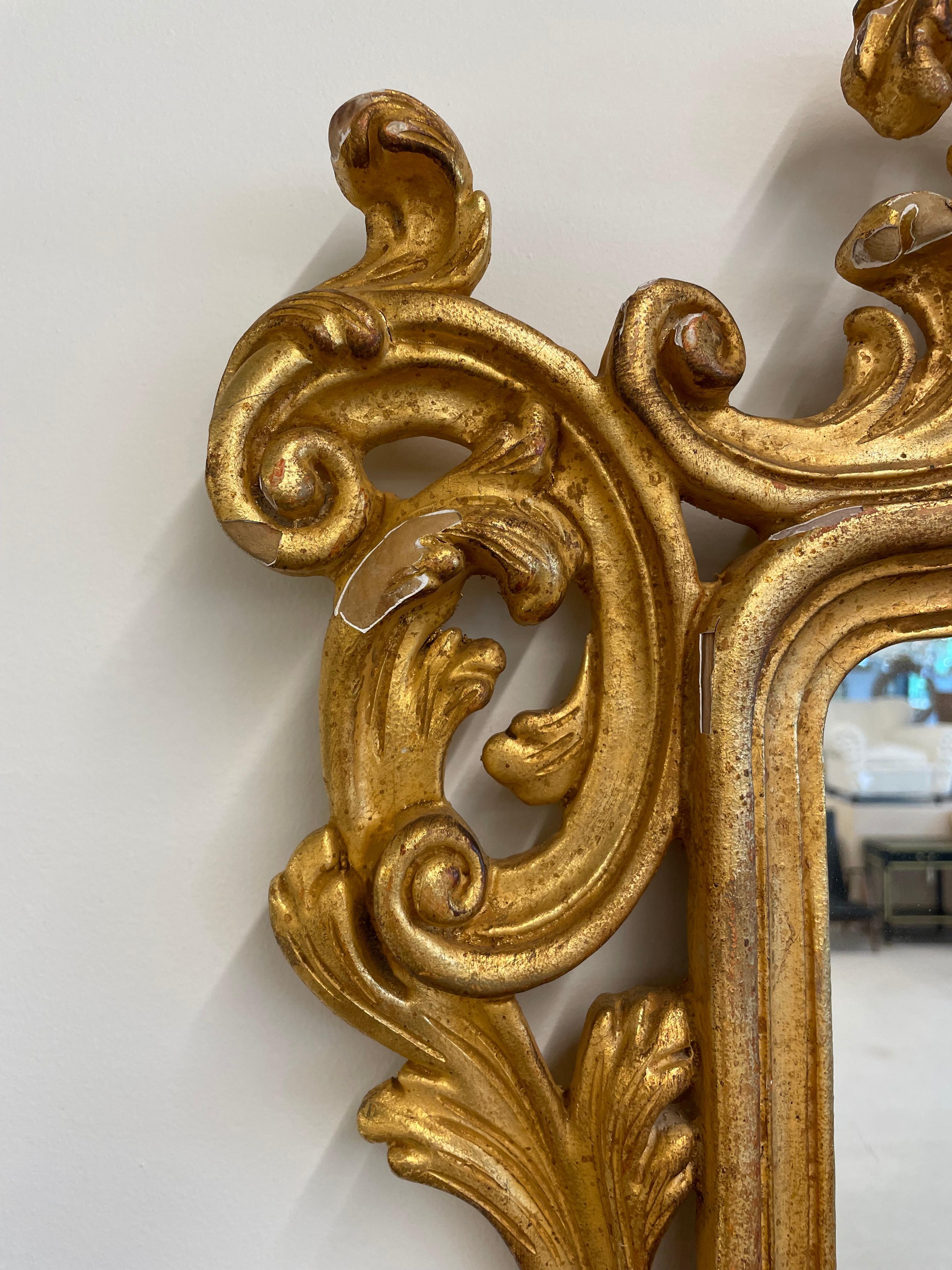 Paar italienische Wand- oder Konsolenspiegel aus vergoldetem Holz (Spiegel) im Angebot