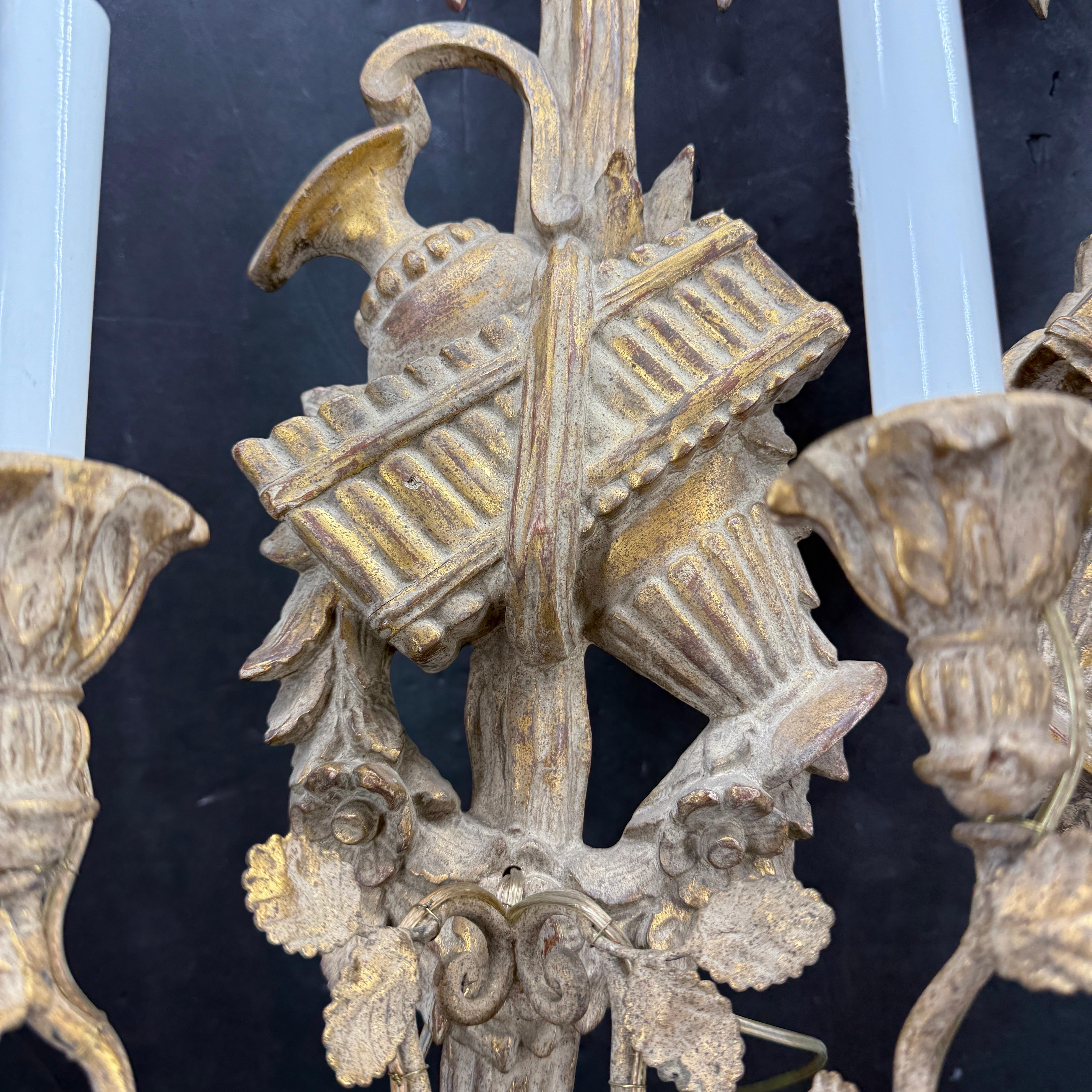 Italiano Pair of Italian Gilt Wood Wall Sconces Appliques Lights in vendita
