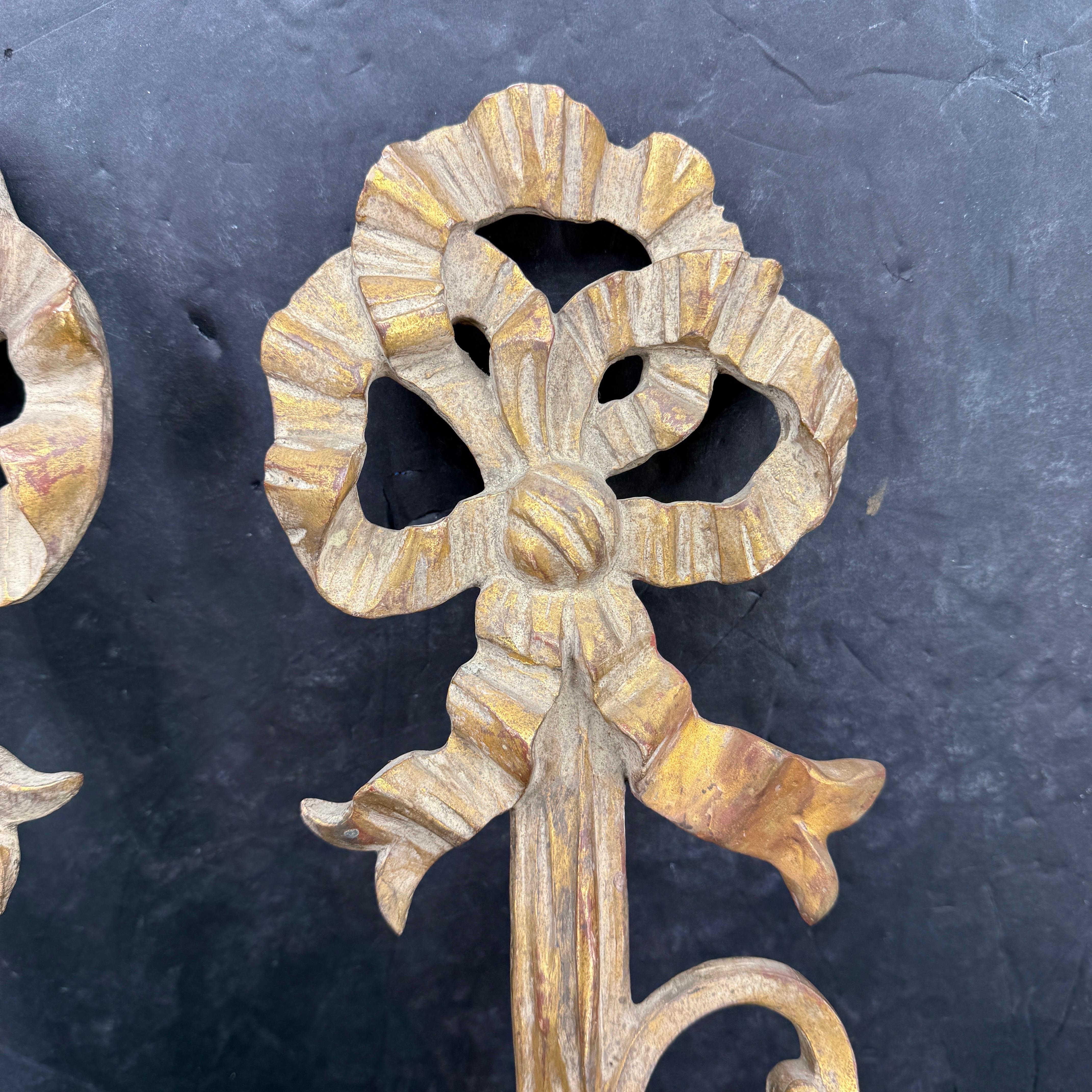 Intagliato a mano Pair of Italian Gilt Wood Wall Sconces Appliques Lights in vendita
