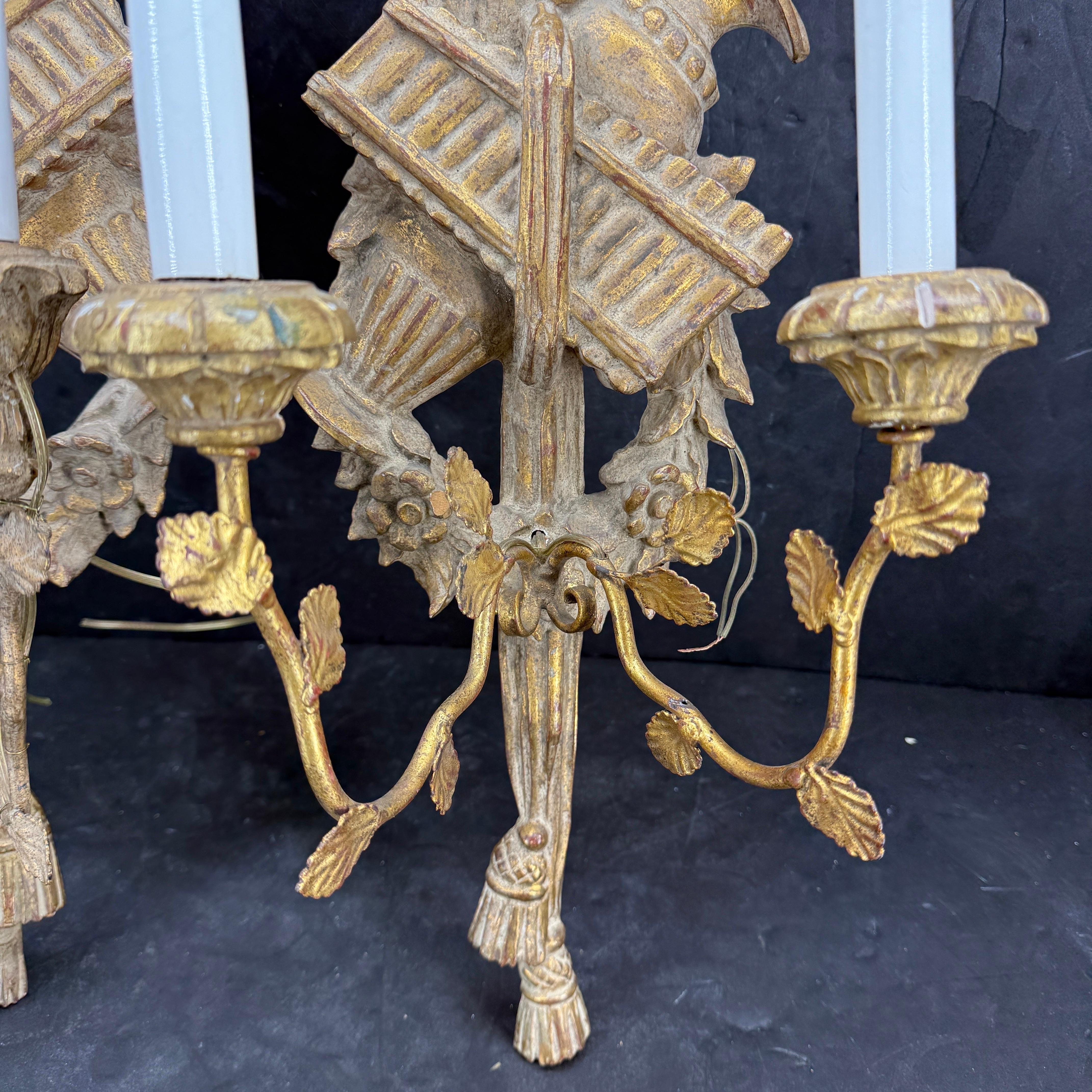 Metà XX secolo Pair of Italian Gilt Wood Wall Sconces Appliques Lights in vendita