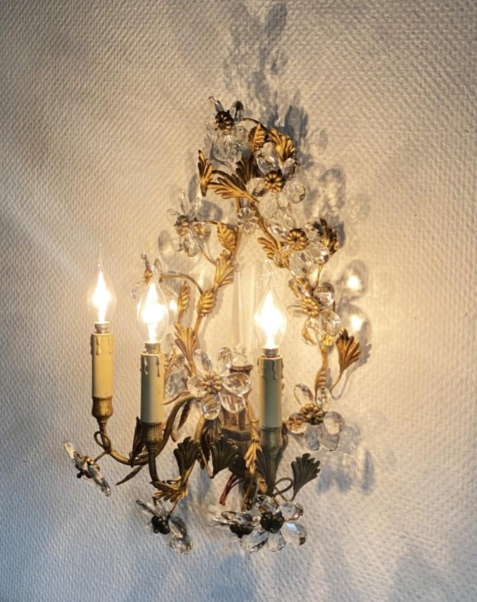 Pareja de apliques italianos de hierro forjado dorado con flores de cristal, años 30 en venta 2
