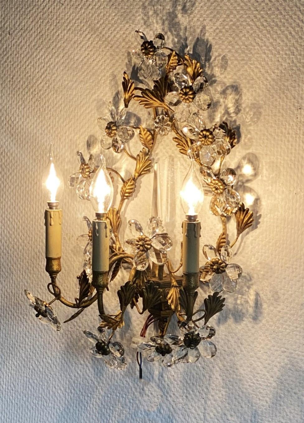 Pareja de apliques italianos de hierro forjado dorado con flores de cristal, años 30 en venta 3