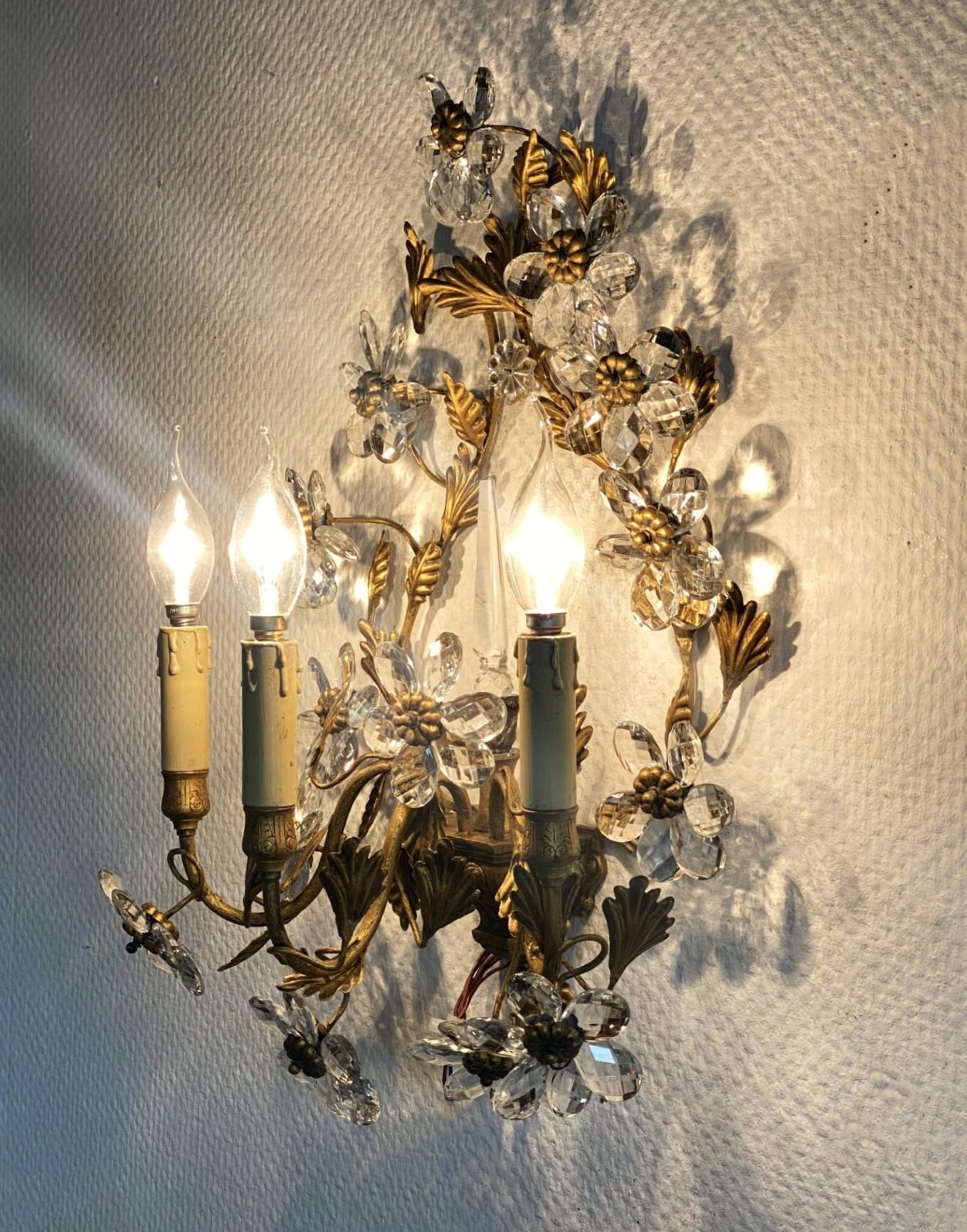 Pareja de apliques italianos de hierro forjado dorado con flores de cristal, años 30 en venta 4